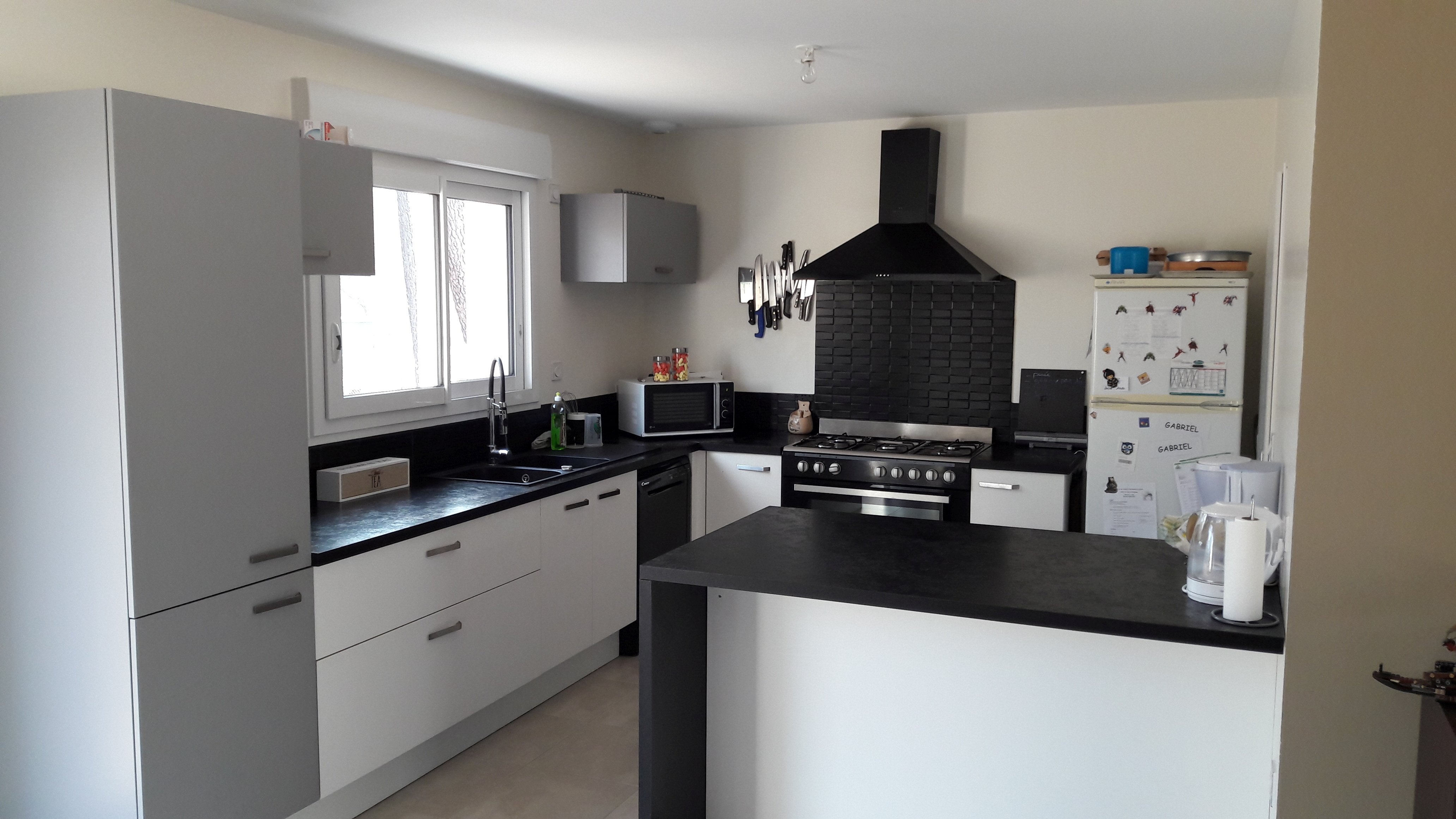 cuisine-noire-et-blanche-une-cuisine-equipee-par-socooc-perigueux