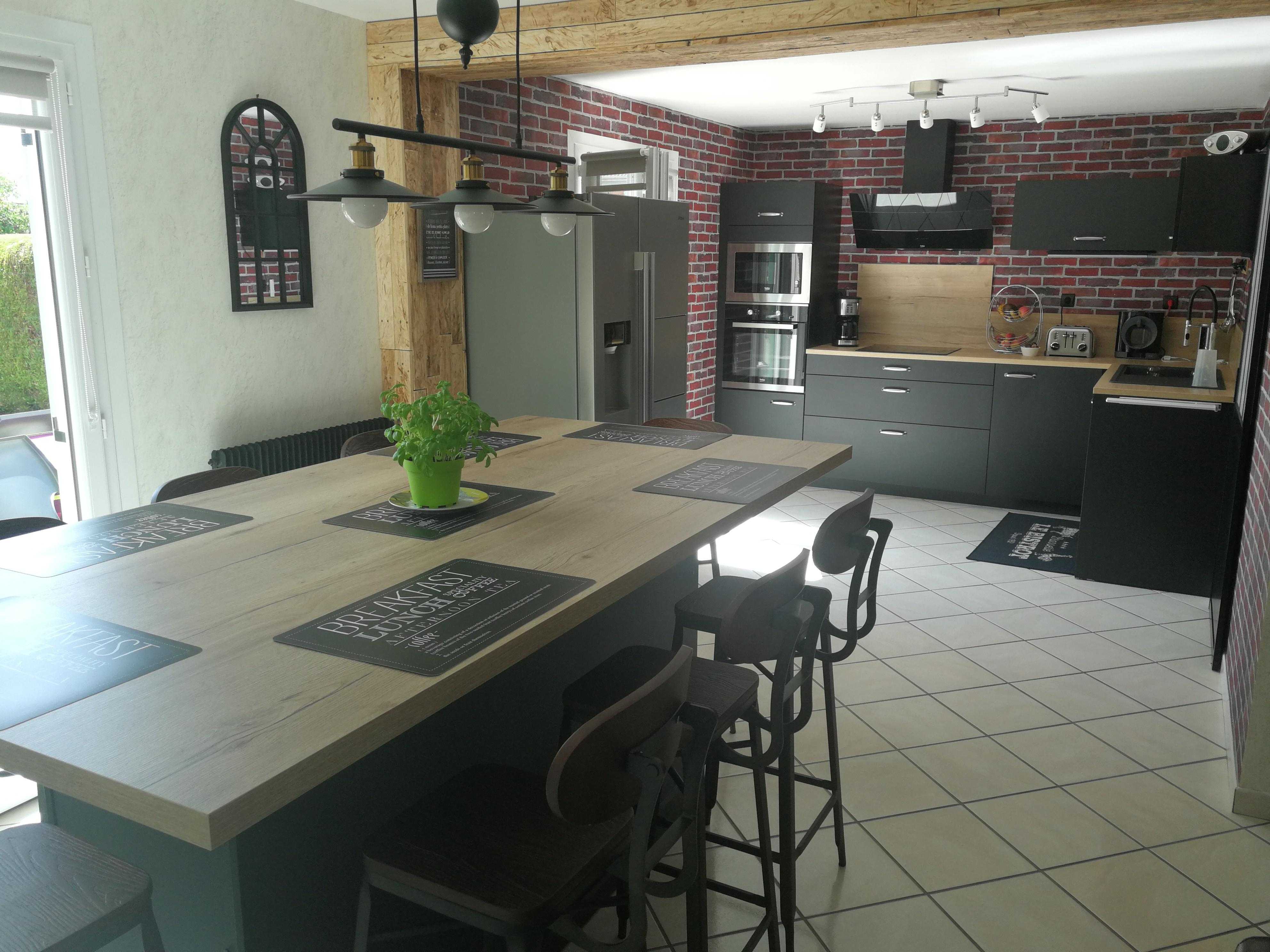 cuisine-en-l-avec-une-table-snack-une-cuisine-equipee-par-socooc-amiens