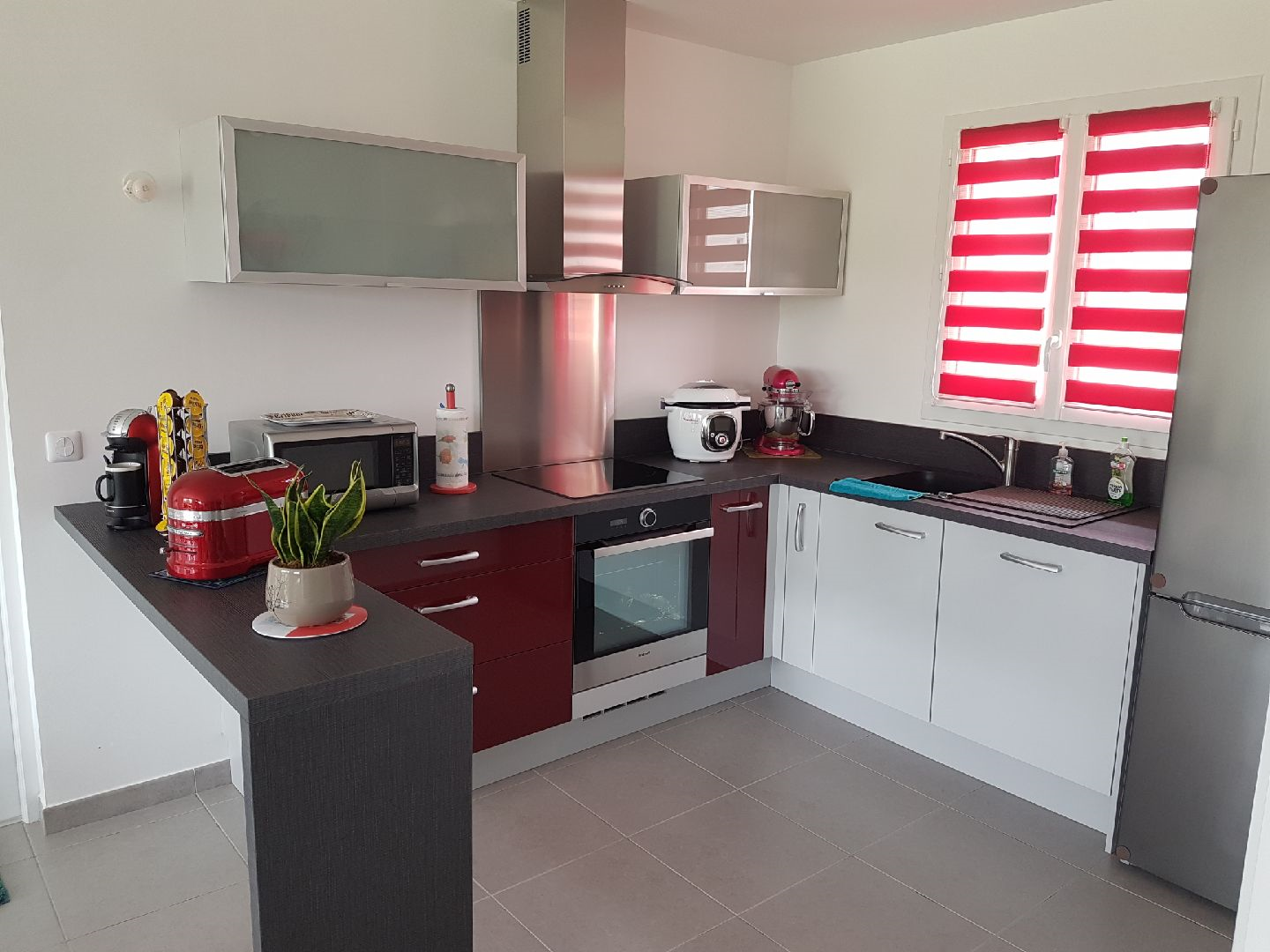 cuisine-en-l-avec-un-retour-une-cuisine-equipee-par-socooc-amiens