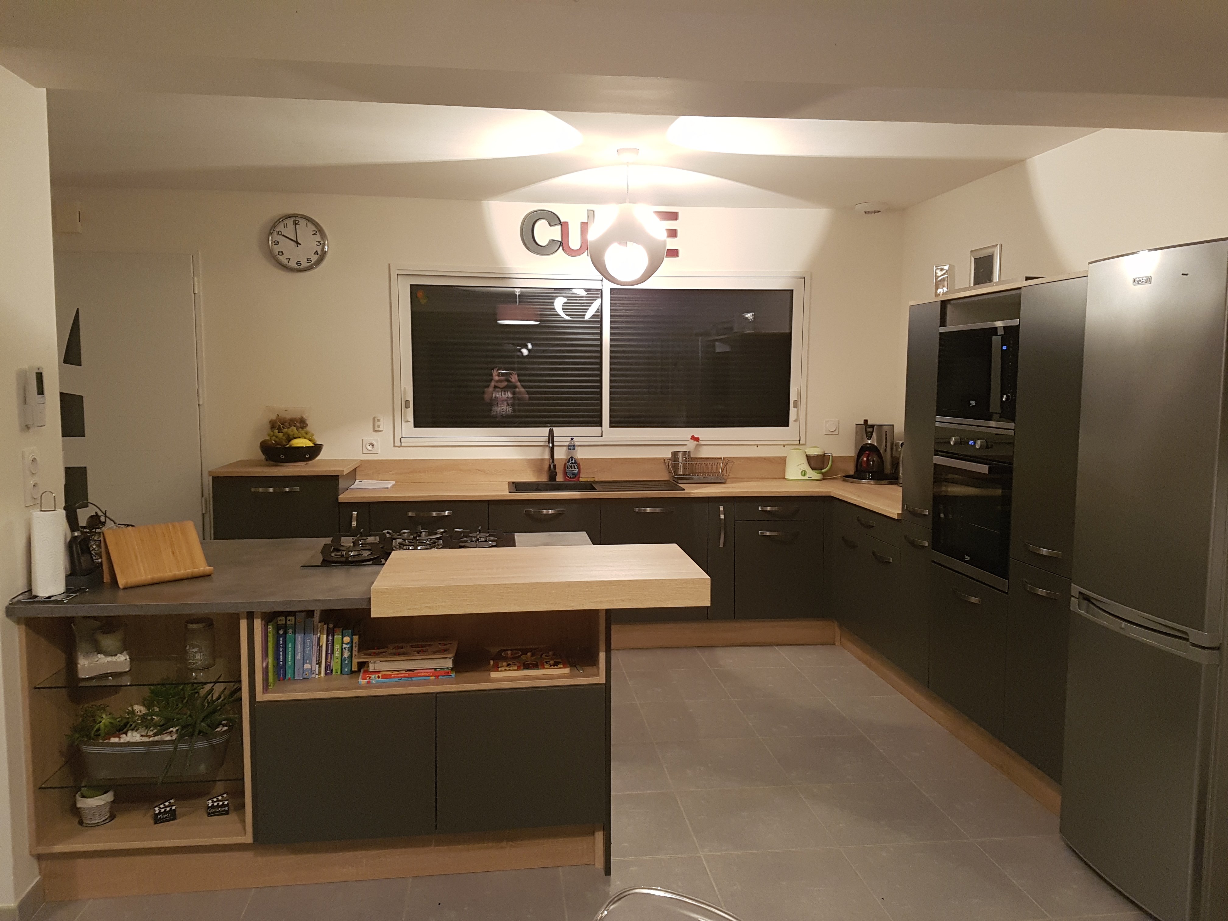 cuisine-grise-et-bois-une-cuisine-equipee-par-socooc-evreux