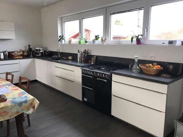cuisine-moderne-avec-un-plan-de-travail-en-pierre-une-cuisine-equipee-par-socooc-saintes
