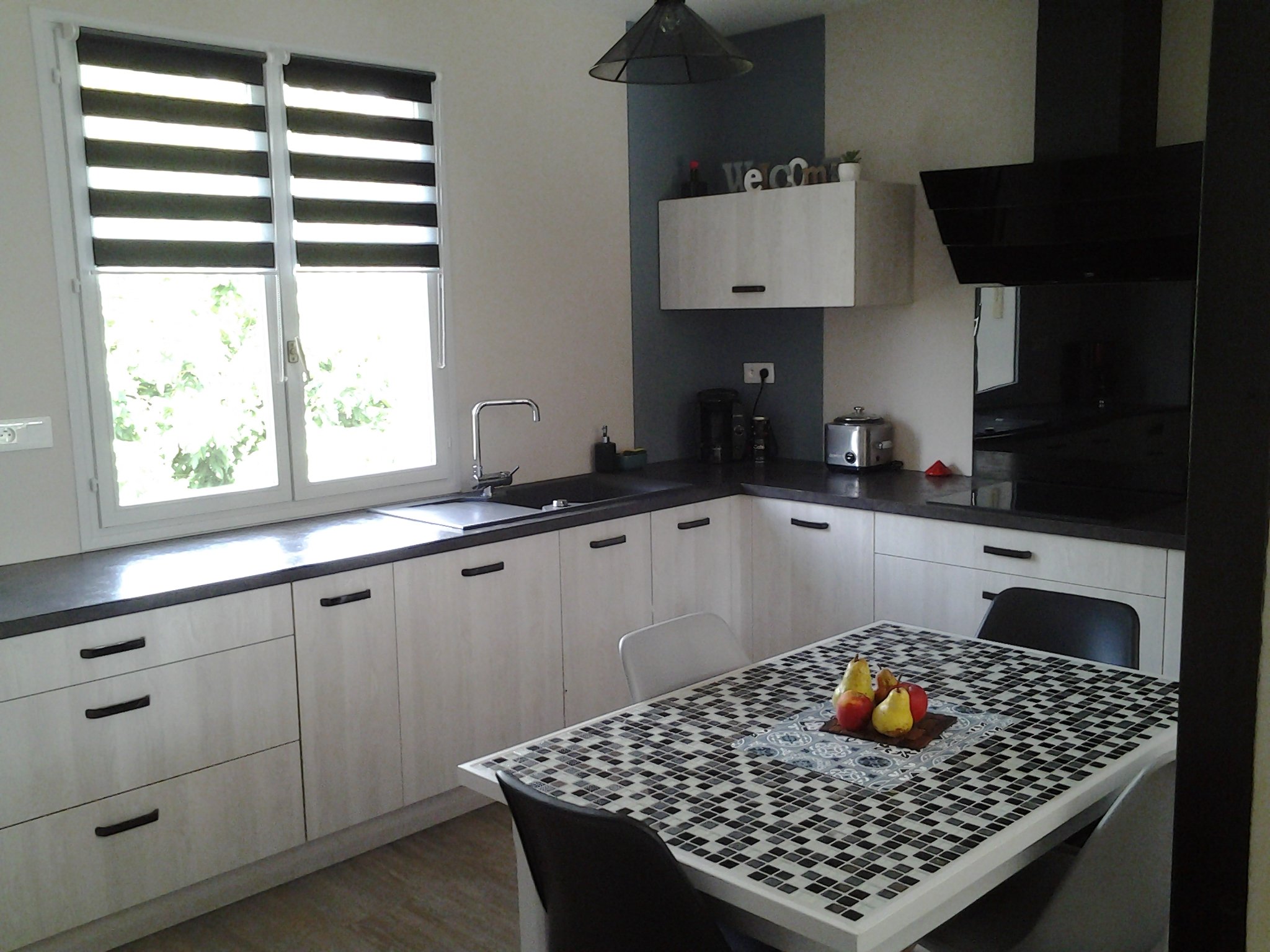 une-cuisine-equipee-avec-une-grande-verriere-une-cuisine-equipee-par-socooc-saintes-1