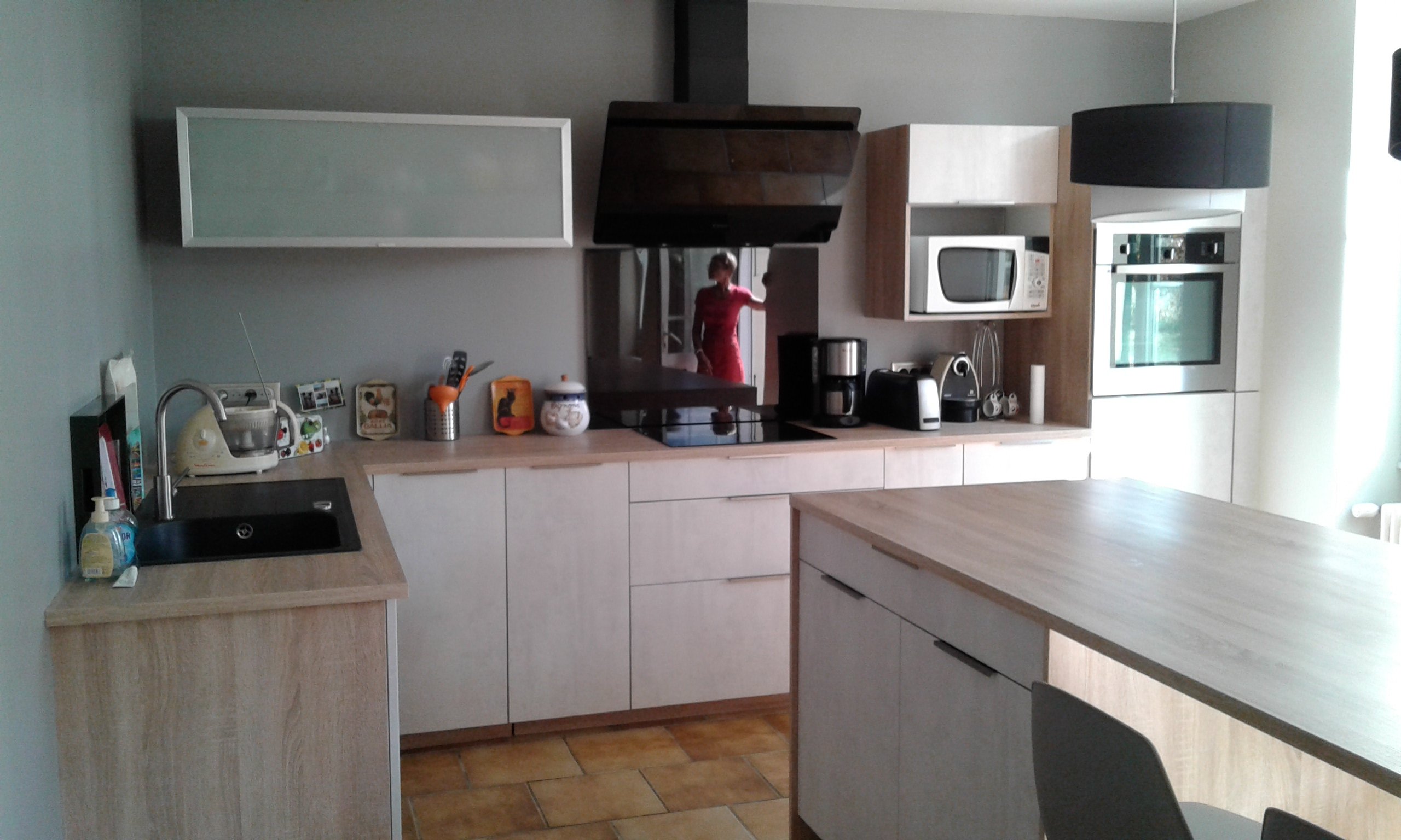 une-cuisine-epuree-avec-des-facades-effet-ciment-une-cuisine-equipee-par-socooc-saintes