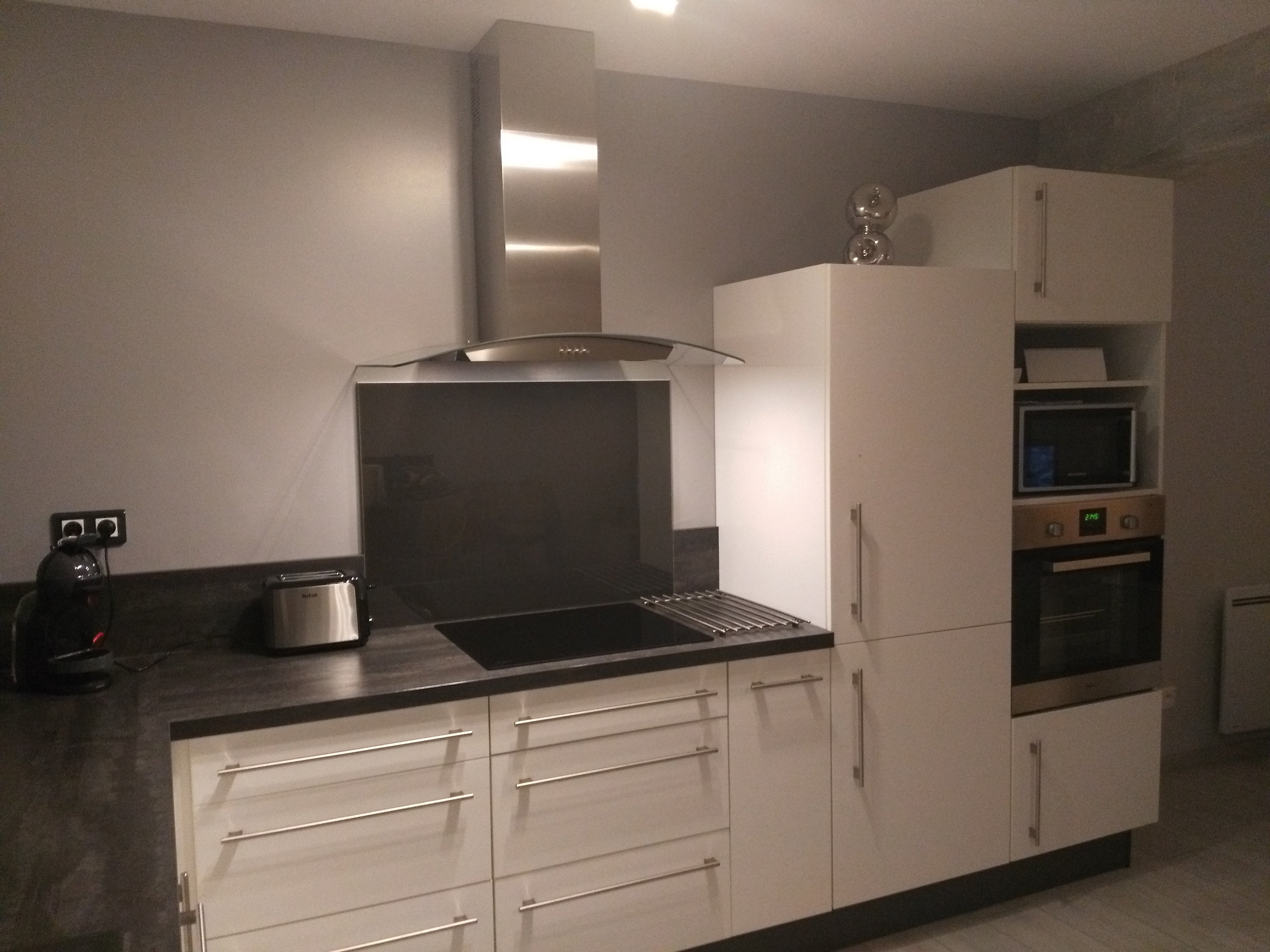 une-cuisine-en-l-avec-du-blanc-brillant-une-cuisine-equipee-par-socooc-saintes