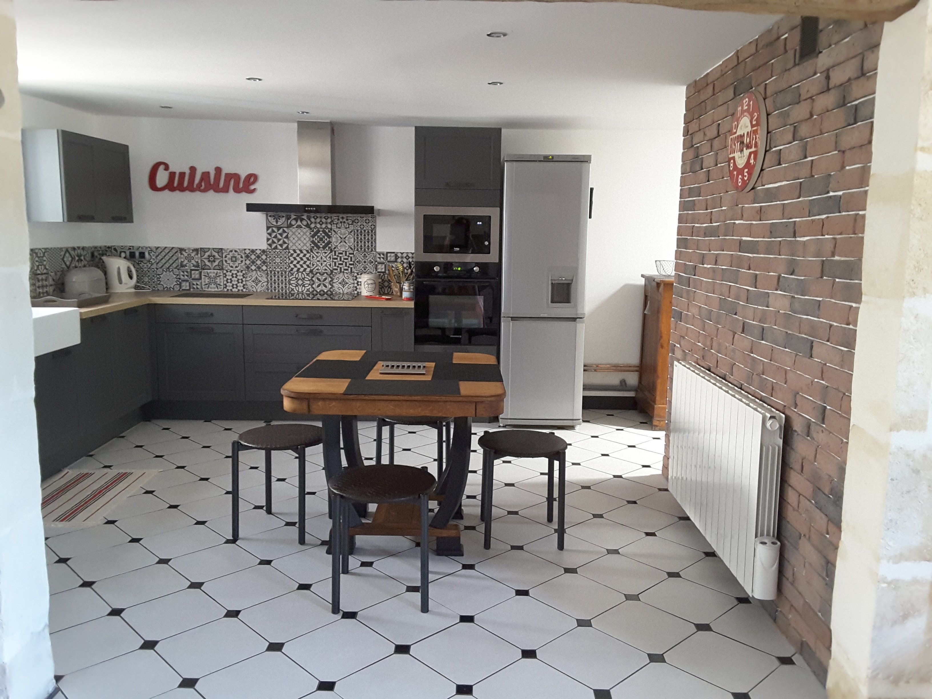 une-belle-cuisine-de-style-indus-avec-un-evier-timbre-une-cuisine-equipee-par-socooc-saintes