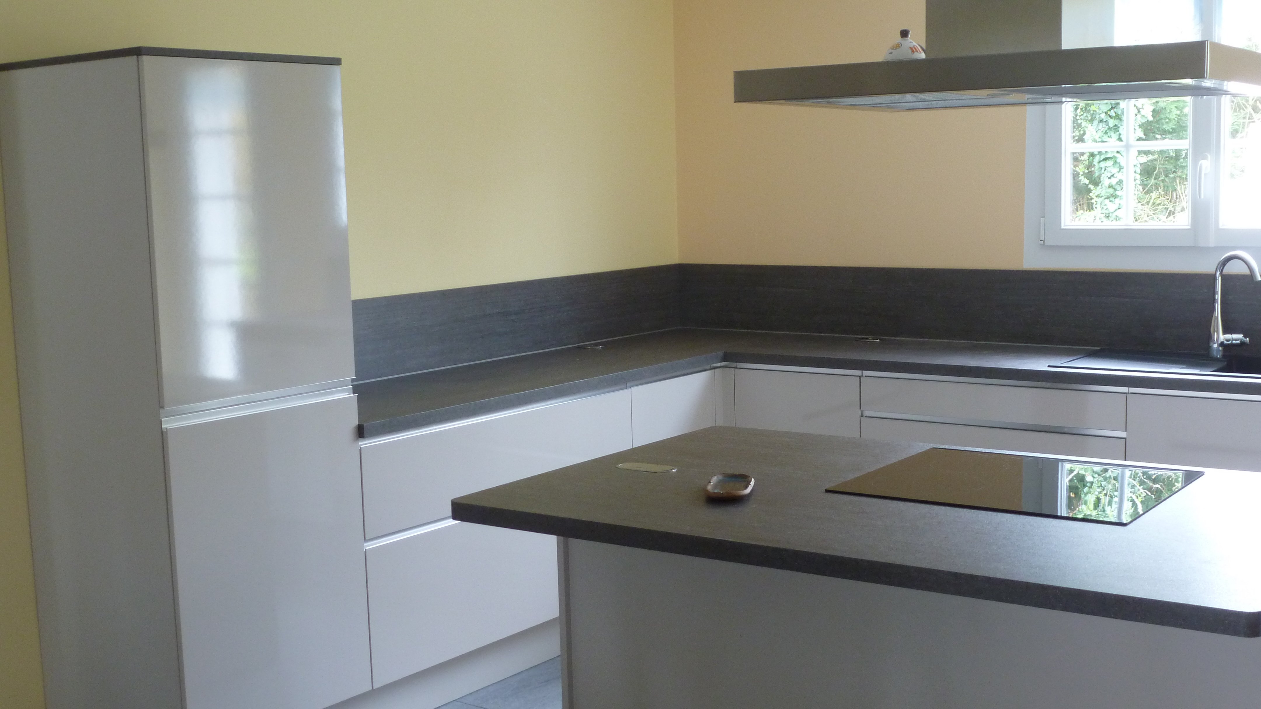 une-cuisine-avec-cuisson-sur-ilot-une-cuisine-equipee-par-socooc-saintes