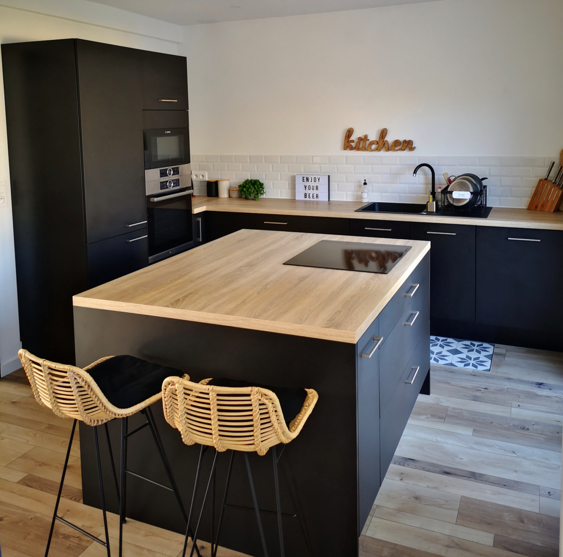 cuisine-moderne-noire-et-bois-une-cuisine-equipee-par-socooc-lille-villeneuve-dascq