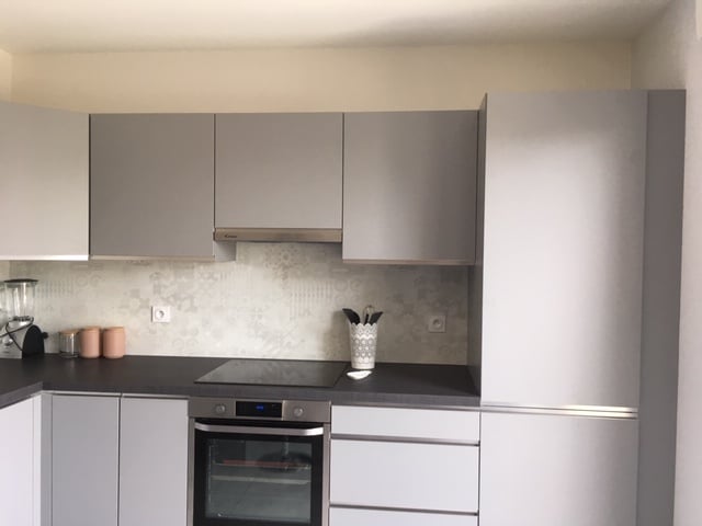 cuisine-grise-avec-poignees-integrees-une-cuisine-equipee-par-socooc-dijon-quetigny-1