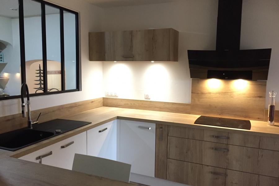 cuisine-blanche-et-chene-vintage-sochaleureuse-une-cuisine-equipee-par-socooc-mantes-buchelay