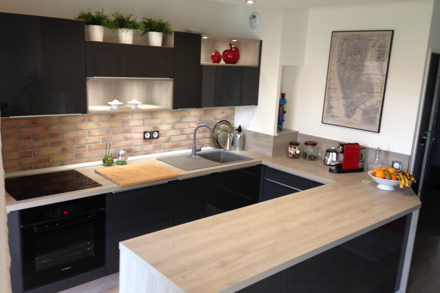 cuisine-gris-brillant-et-chene-grise-sotendance-une-cuisine-equipee-par-socooc-mantes-buchelay