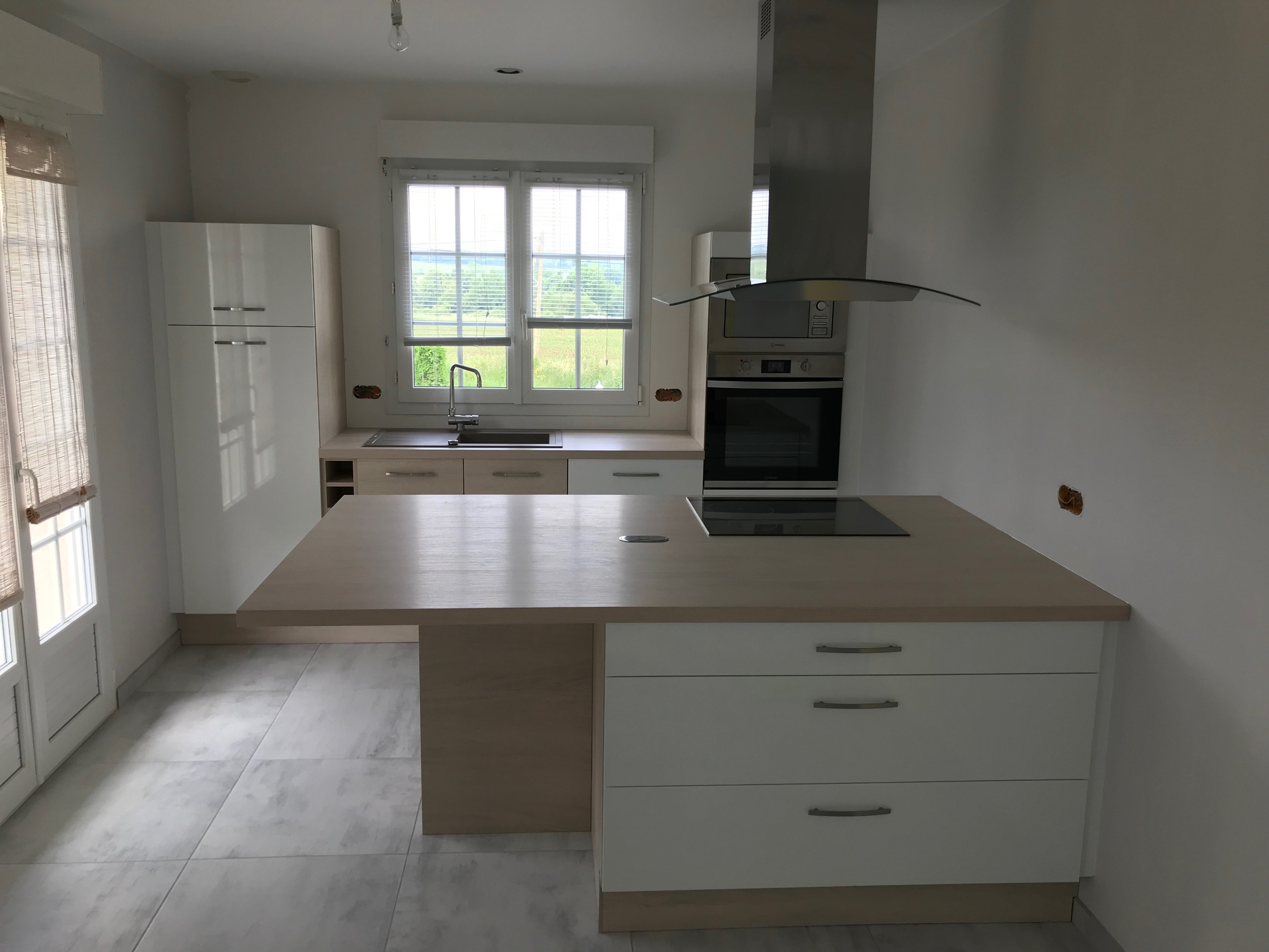 le-mariage-parfait-du-blanc-brillant-et-du-bois-une-cuisine-equipee-par-socooc-caen