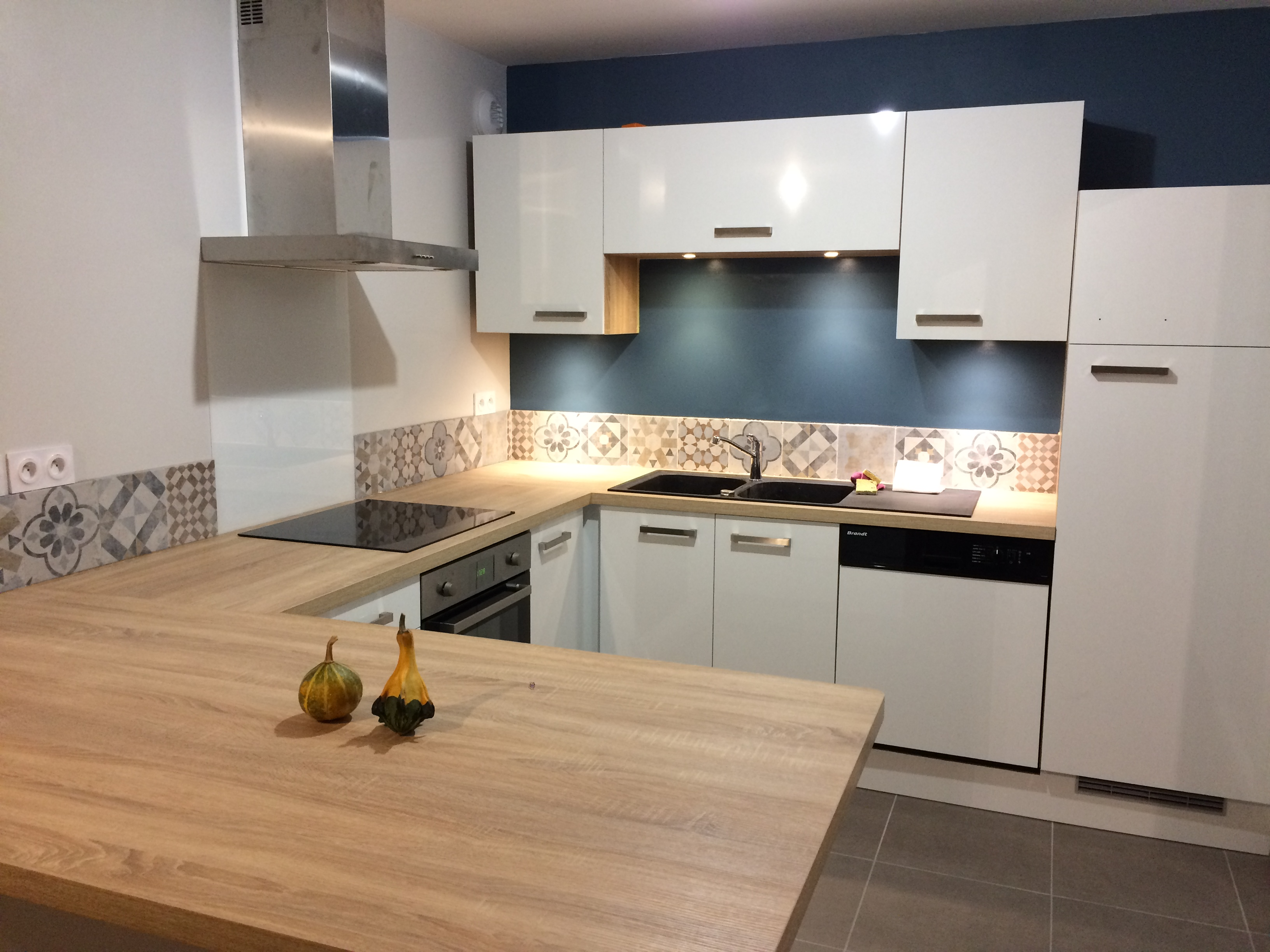 cuisine-blanche-et-carreaux-de-ciment-une-cuisine-equipee-par-socooc-givors