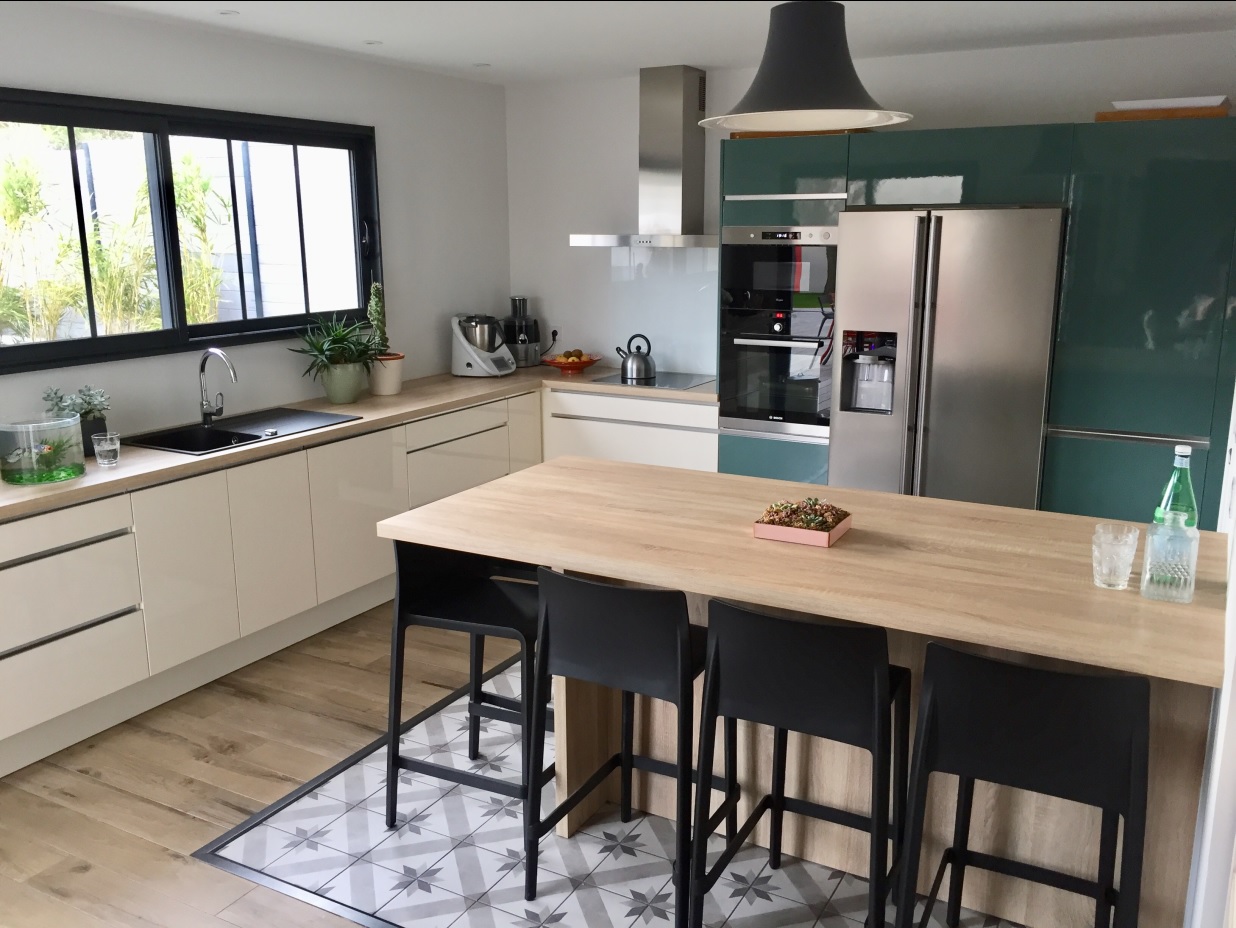 la-cuisine-bicolore-de-christophe-et-chrystel-une-cuisine-equipee-par-socooc-la-rochelle