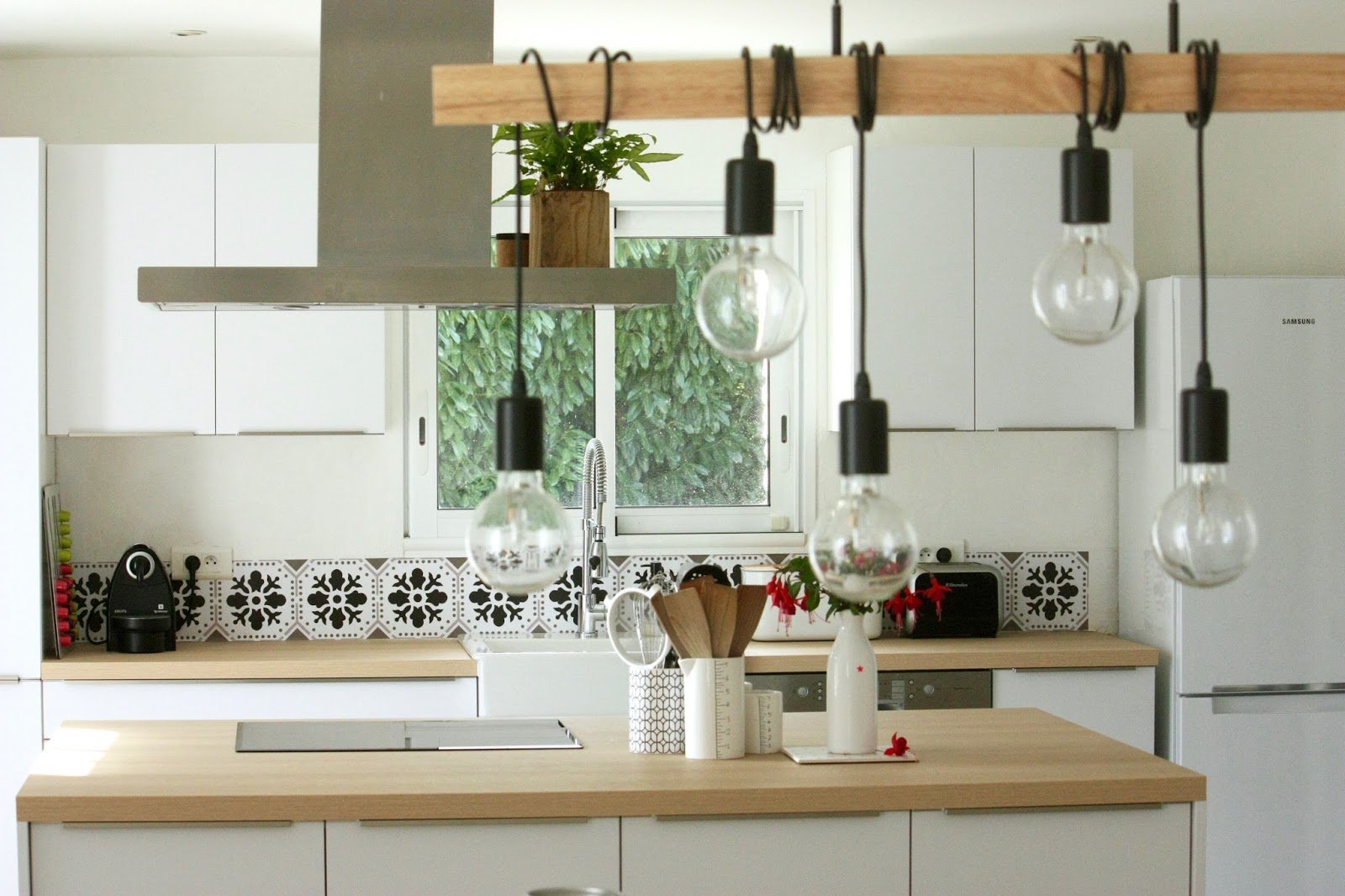 une-cuisine-lumineuse-epuree-et-pleine-de-charme-une-cuisine-equipee-par-socooc-la-rochelle