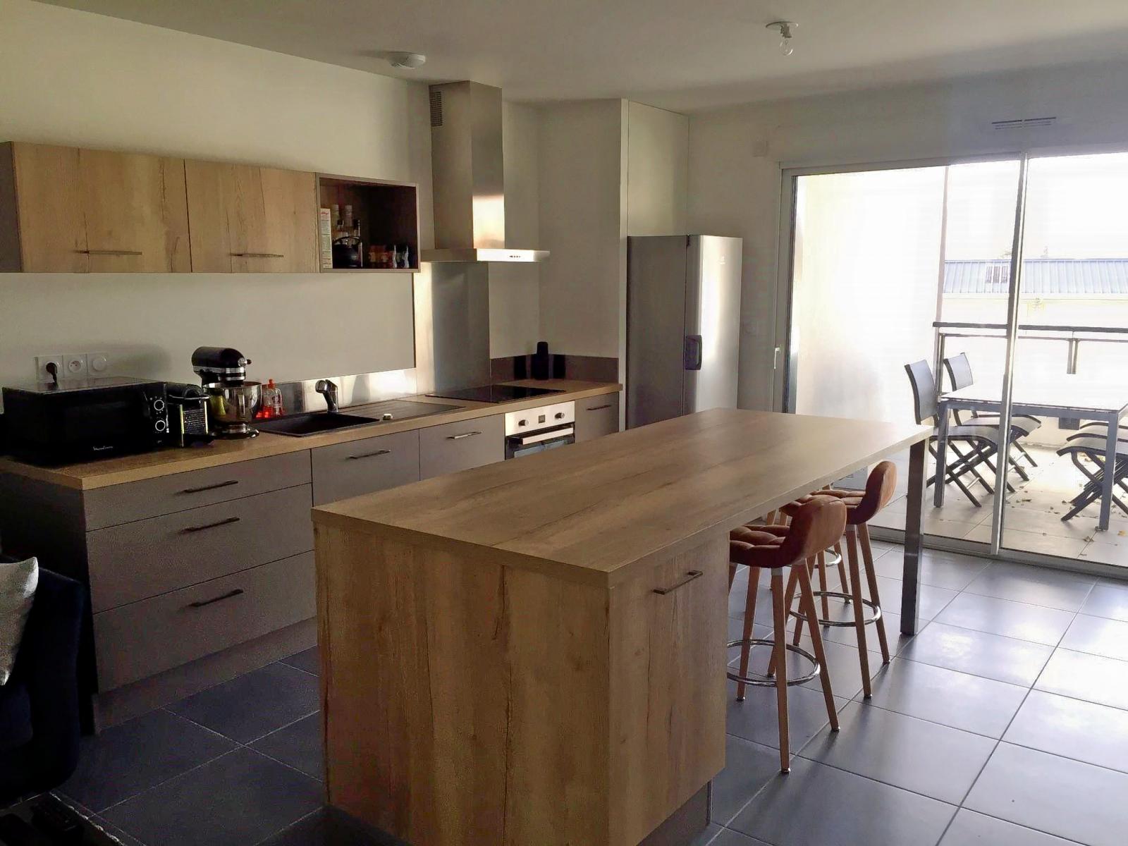 cuisine-bois-et-taupe-une-cuisine-equipee-par-socooc-saint-genis