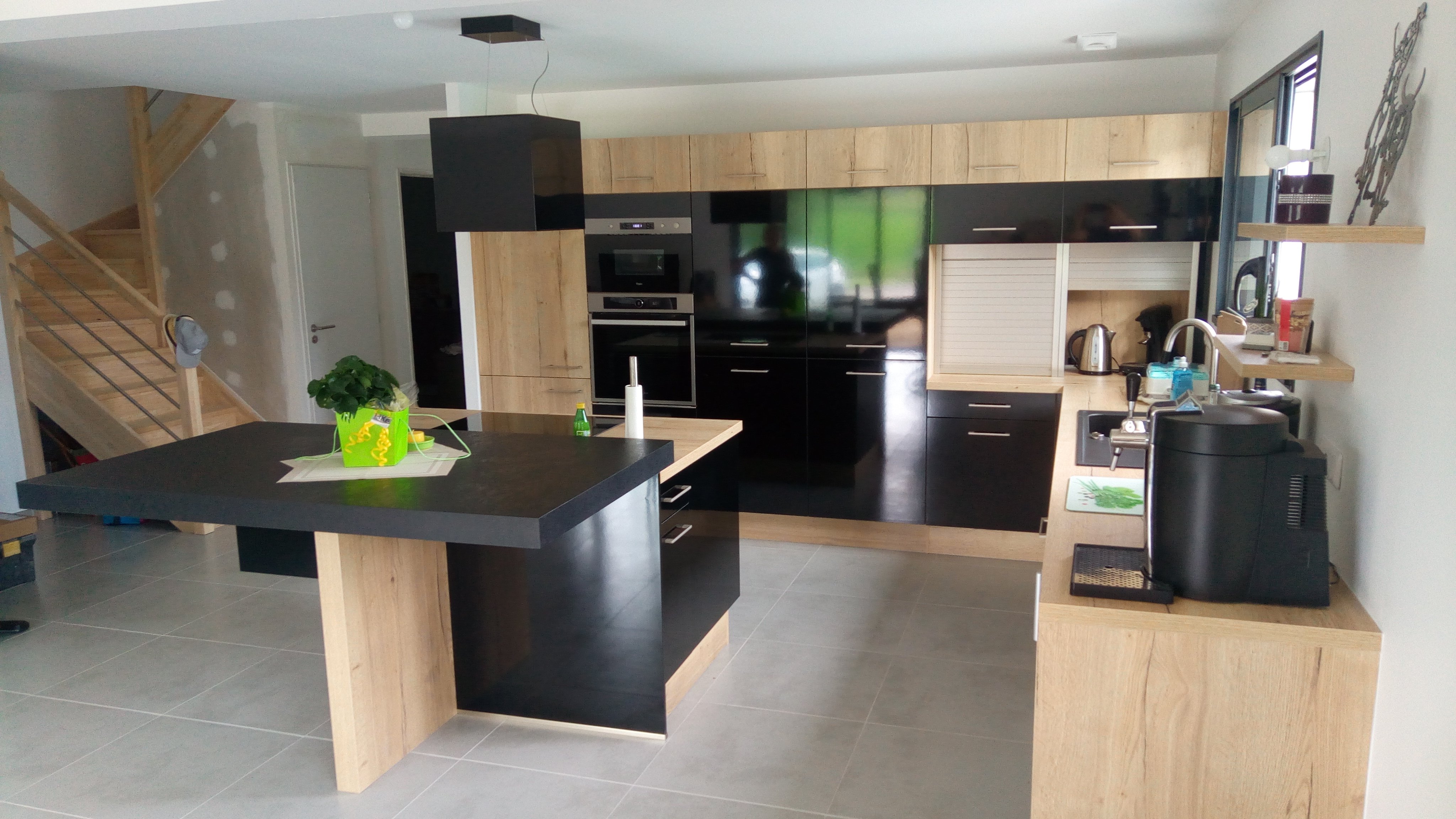 grande-cuisine-noire-et-bois-avec-ilot-une-cuisine-equipee-par-socooc-saint-genis
