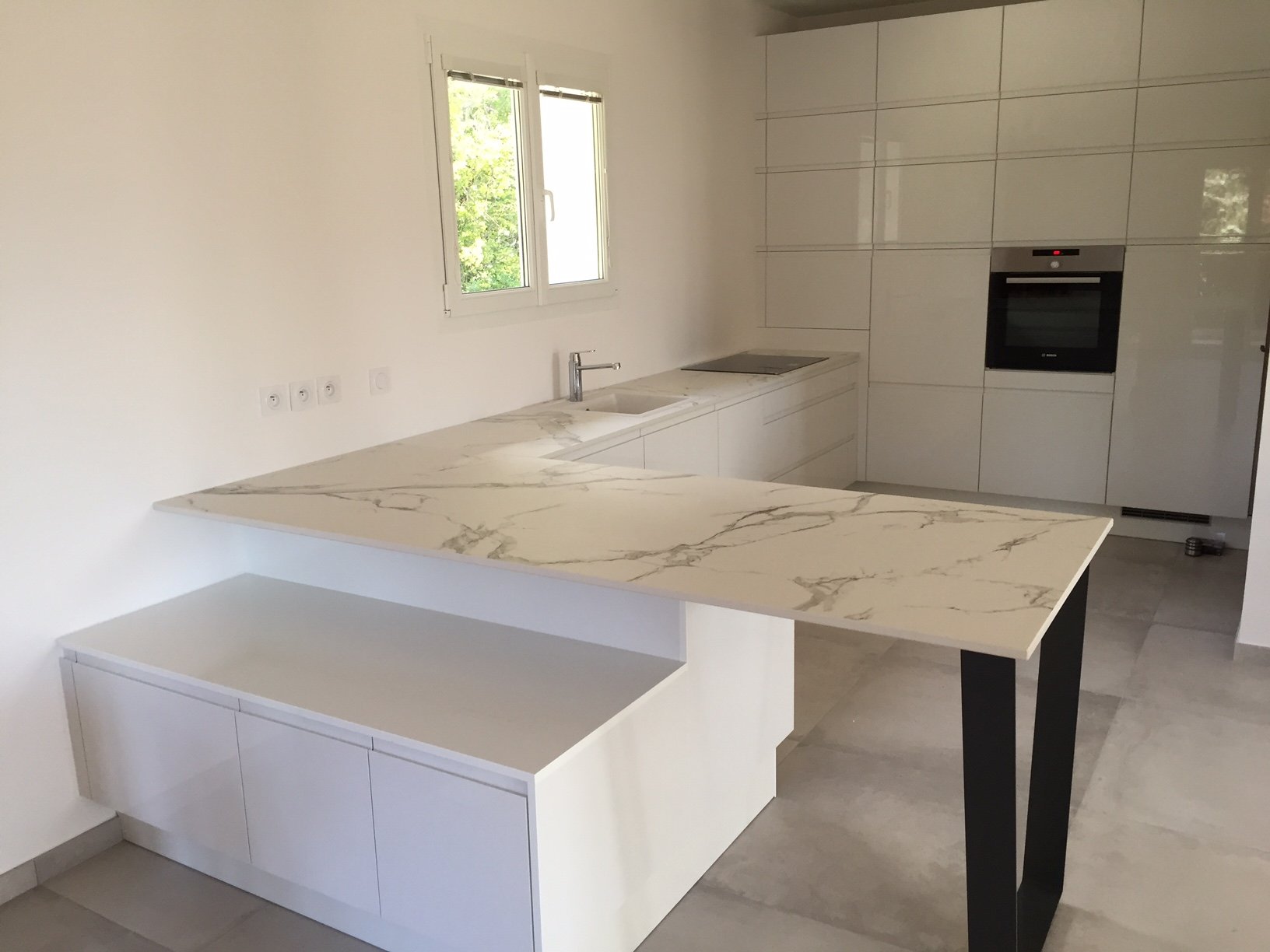 cuisine-blanche-avec-plan-marbre-une-cuisine-equipee-par-socooc-saint-genis