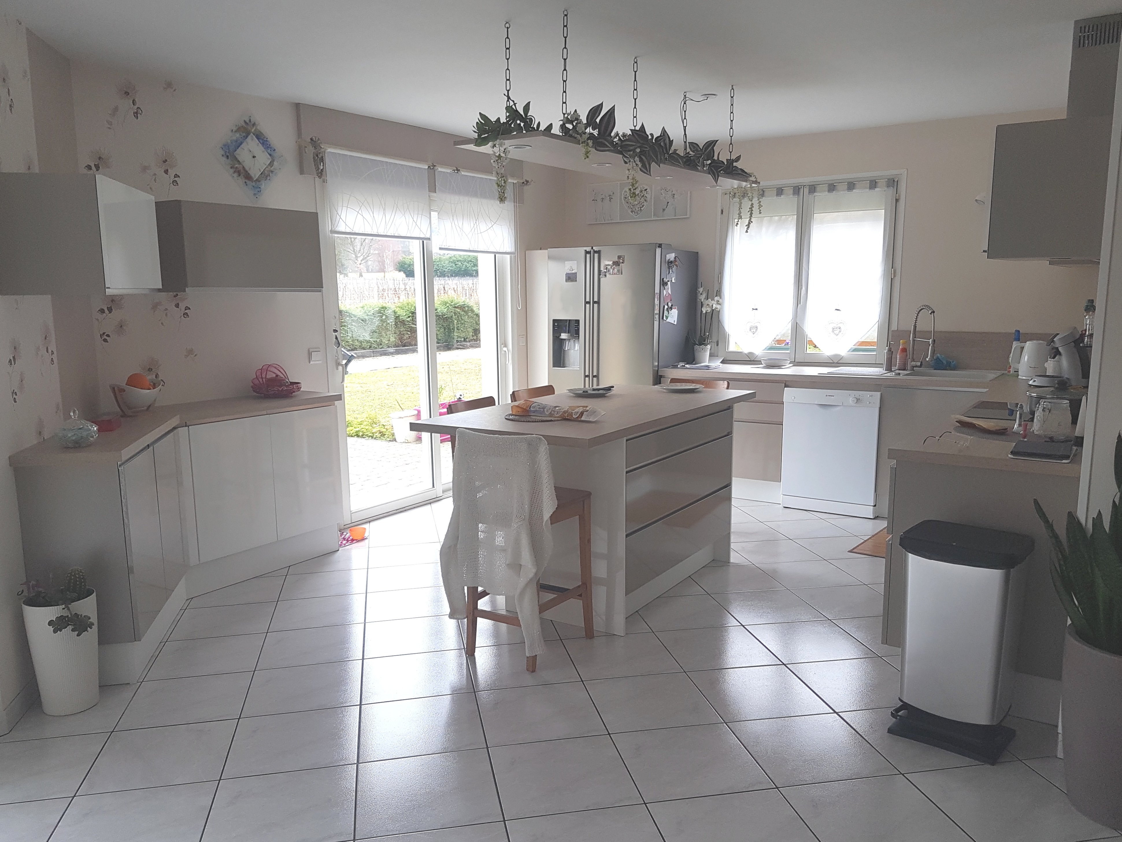 cusine-beige-et-blanche-une-cuisine-equipee-par-socooc-saint-genis