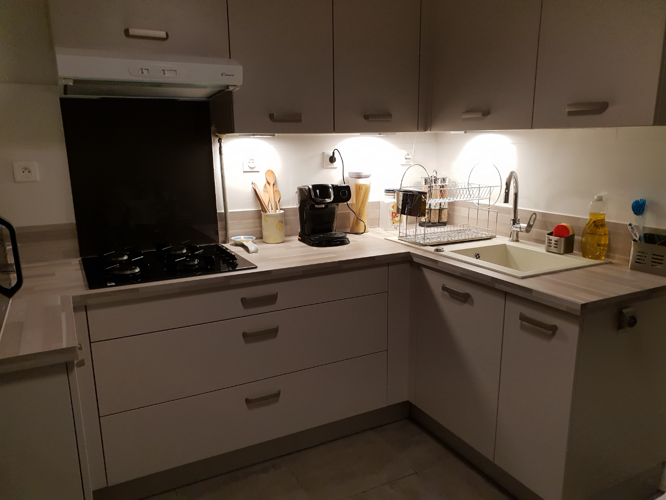 petite-cuisine-mezzo-chamois-mat-une-cuisine-equipee-par-socooc-marseille-la-valentine