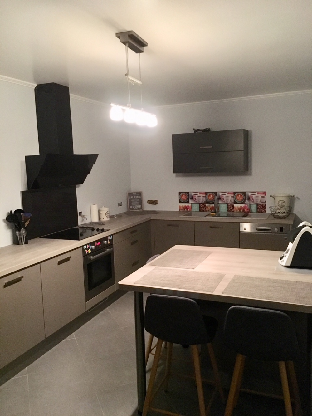 cuisine-en-chene-grisee-et-taupe-une-cuisine-equipee-par-socooc-soissons