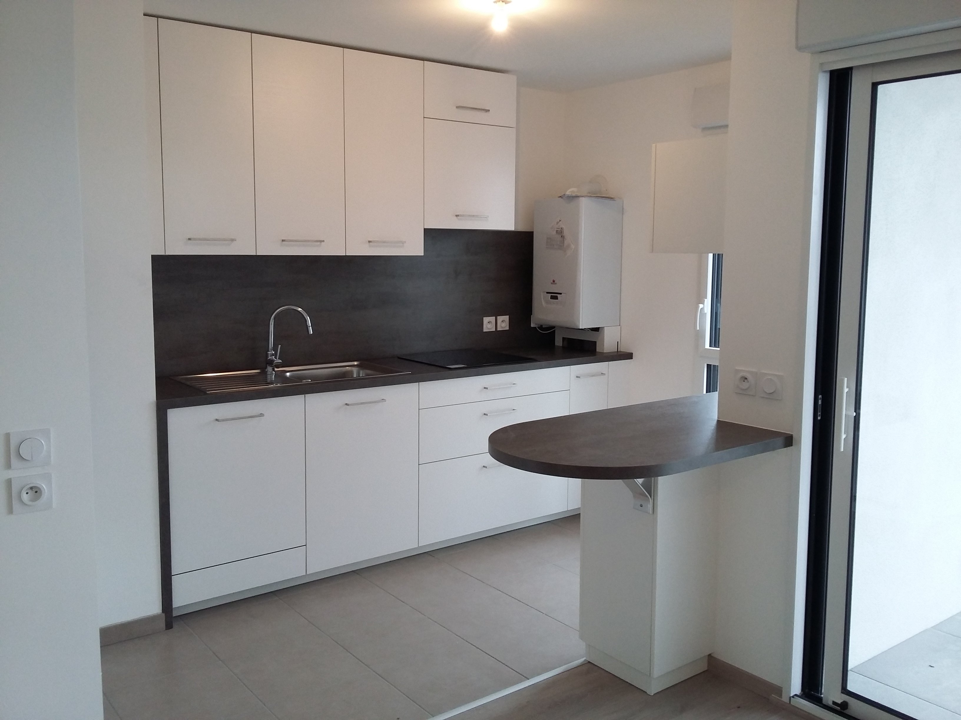 cuisine-equipee-avec-meubles-hauts-jusquau-plafond-une-cuisine-equipee-par-socooc-quimper