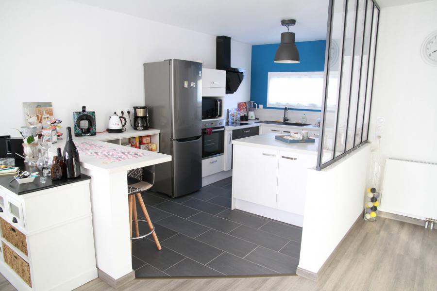 cuisne-en-l-avec-un-retour-et-un-bar-une-cuisine-equipee-par-socooc-amiens