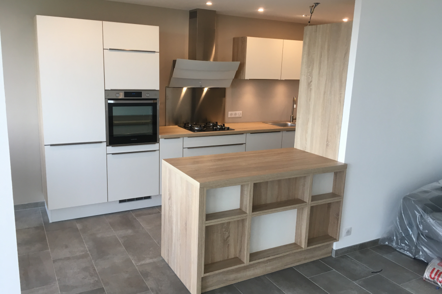 cuisine-blanc-mat-et-chene-bardolino-sooptimisee-une-cuisine-equipee-par-socooc-mantes-buchelay