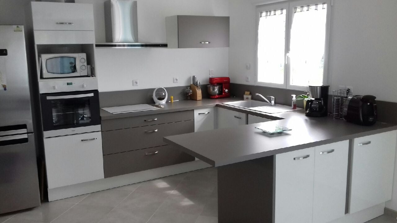cuisine-bicolore-blanc-brillant-et-taupe-une-cuisine-equipee-par-socooc-dieppe