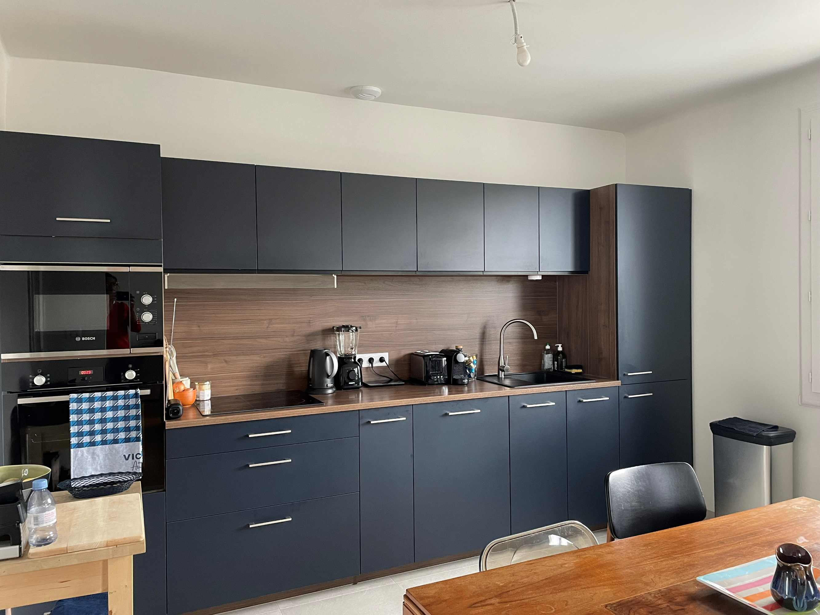 Bleu%20nocturne%20mat%20Ch%C3%AAne%20noyer%20Kori%20champagne%20%26%20effily%20noir