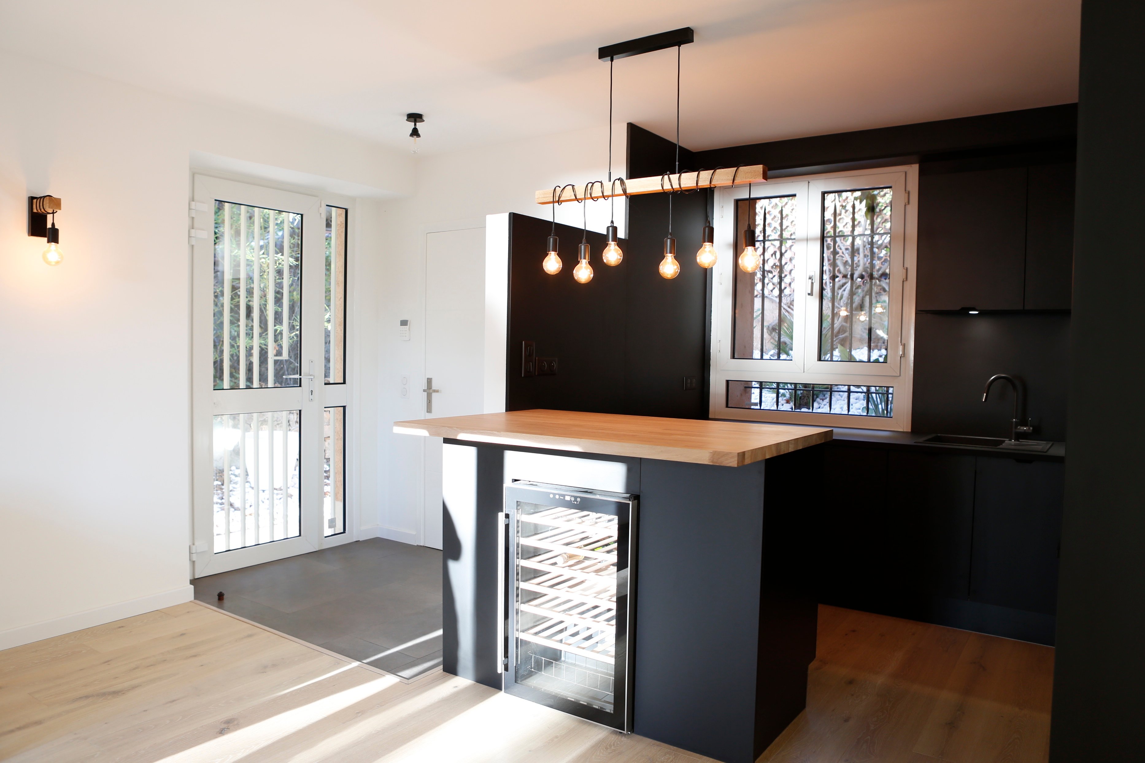 cuisine-total-look-noir-une-cuisine-equipee-par-socooc-cannes