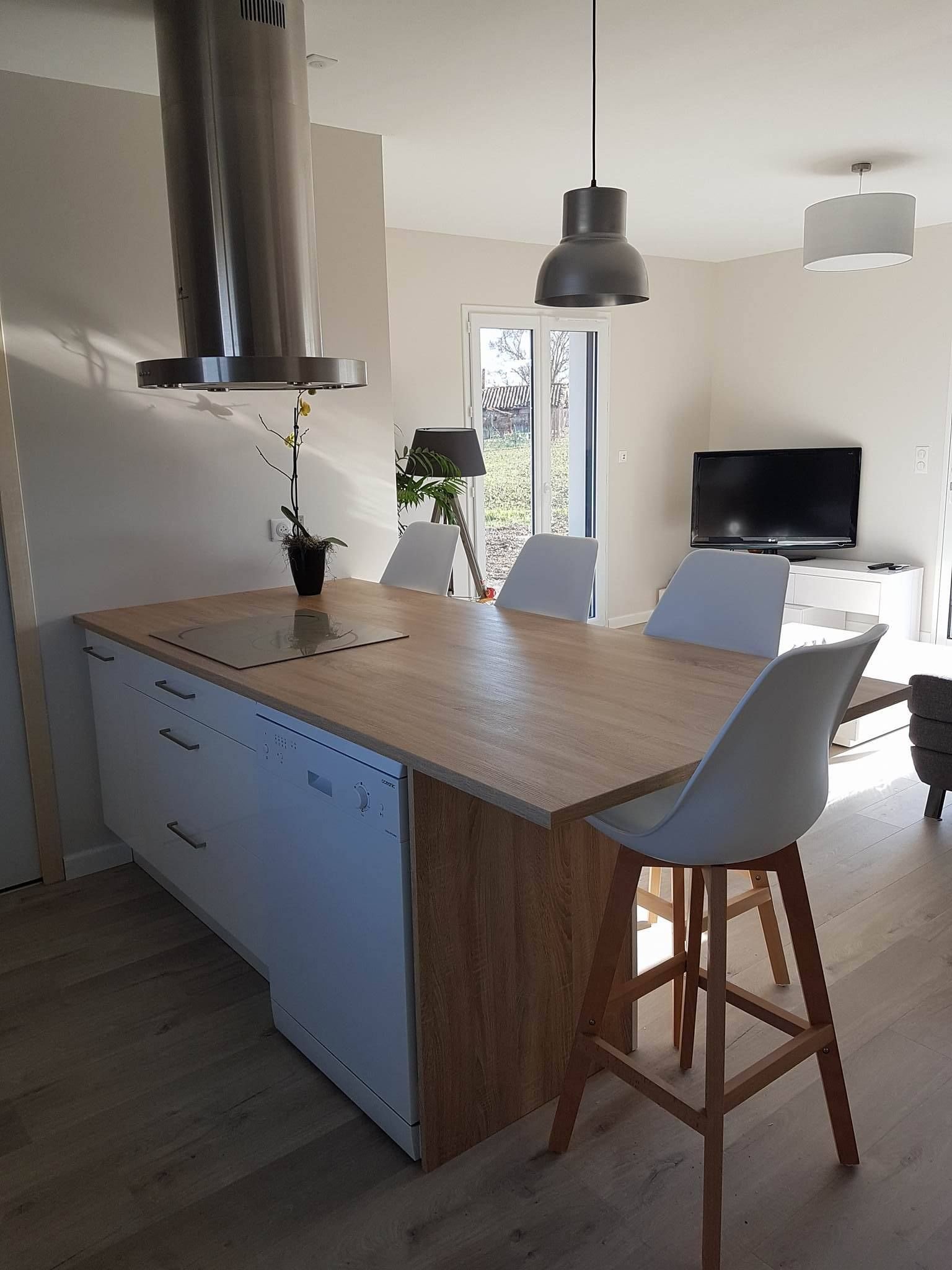 une-belle-cuisine-avec-ilot-une-cuisine-equipee-par-socooc-toulouse-st-orens