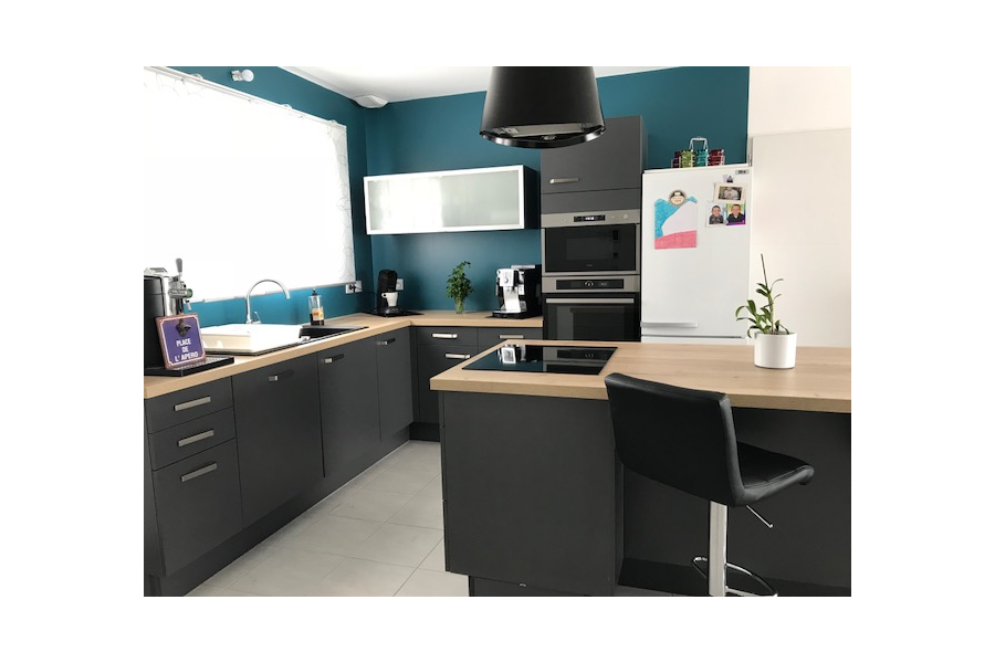 cuisine-association-gris-anthracite-et-chene-vintage-une-cuisine-equipee-par-socooc-agen
