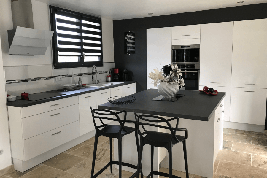 cuisine-blanche-et-ardoise-une-cuisine-equipee-par-socooc-ales