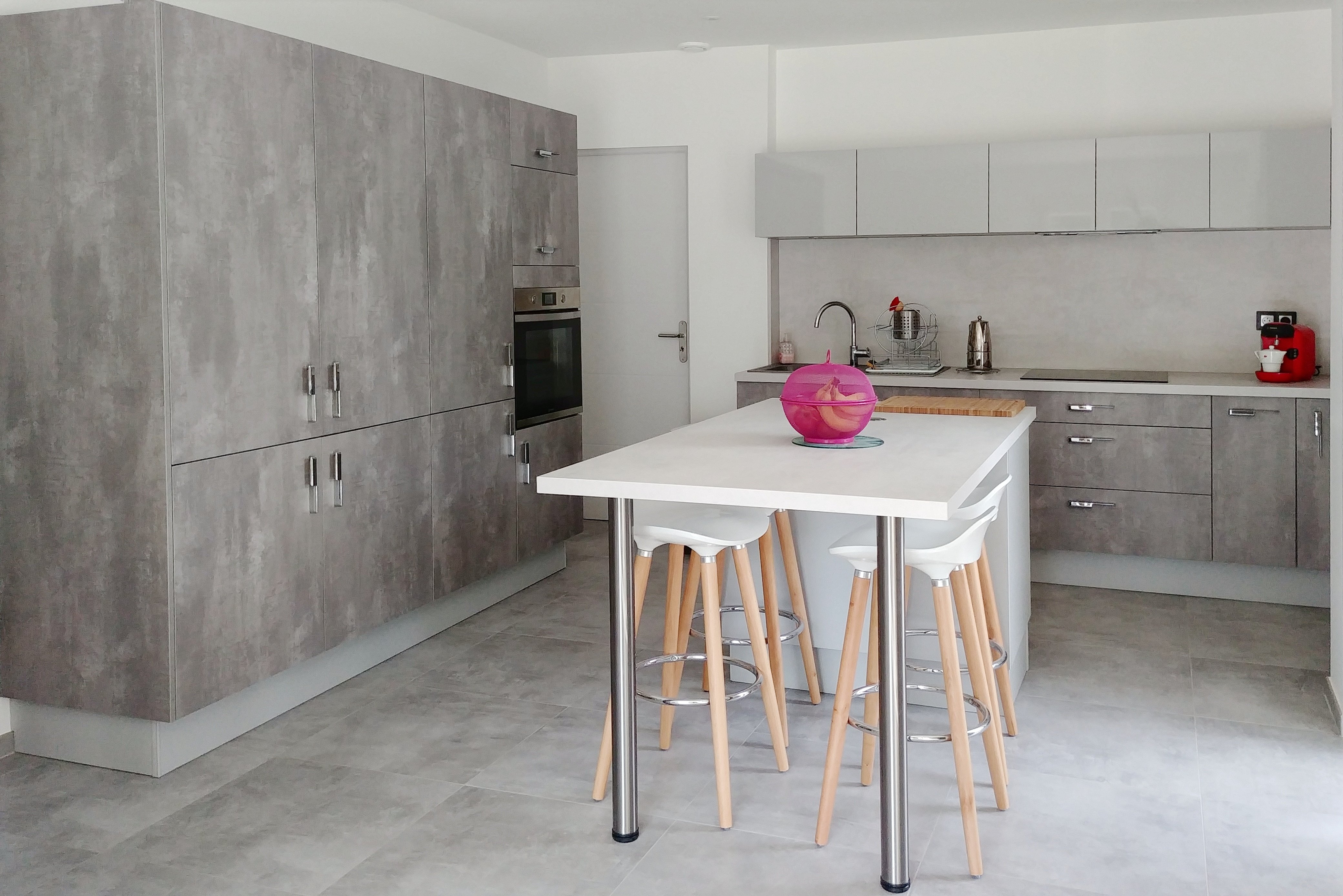 cuisine-beton-cire-avec-mur-de-colonnes-une-cuisine-equipee-par-socooc-antibes