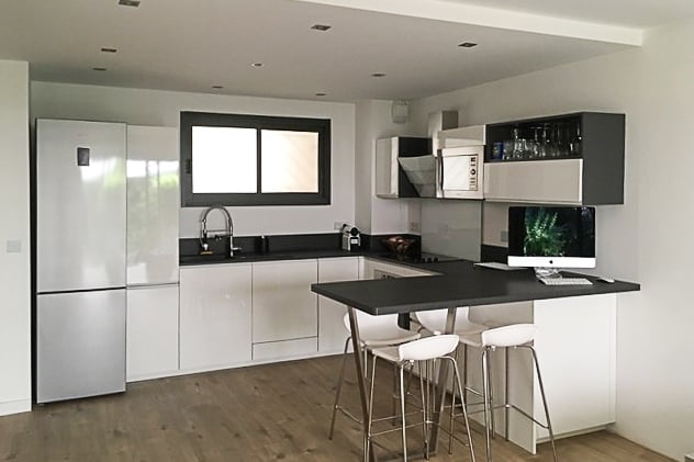cuisine-blanc-brillant-avec-coin-bureau-repas-une-cuisine-equipee-par-socooc-antibes