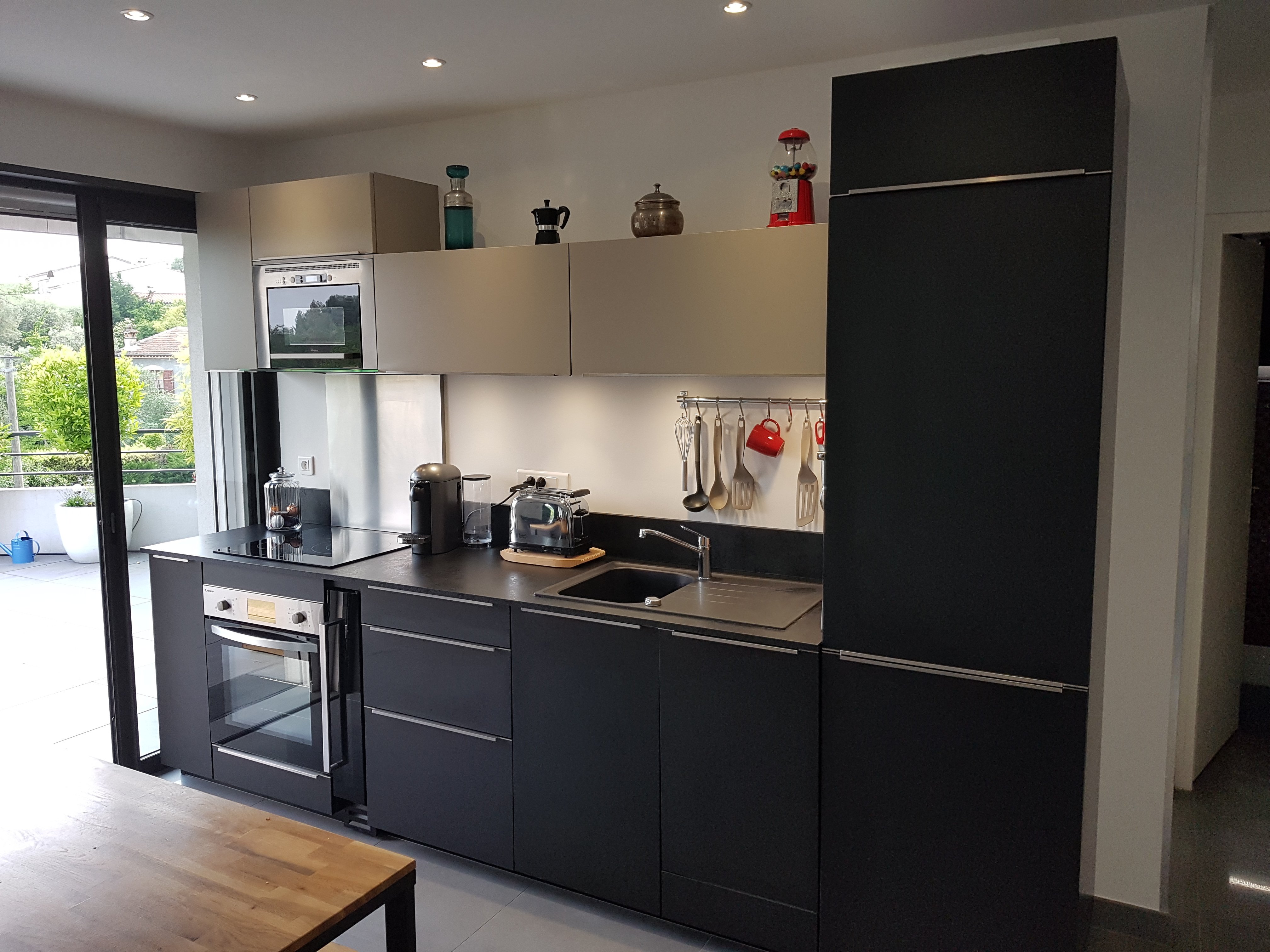 cuisine-compacte-noir-mat-et-chamois-une-cuisine-equipee-par-socooc-antibes