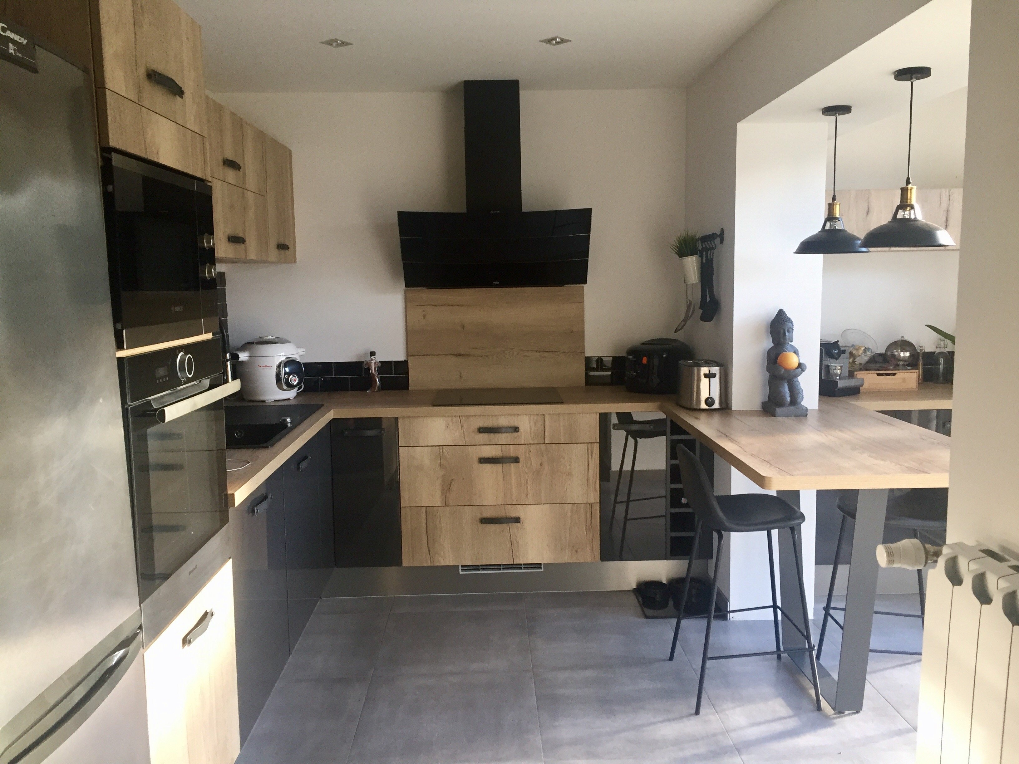 cuisine-industrielle-bois-et-anthracite-vernis-une-cuisine-equipee-par-socooc-antibes