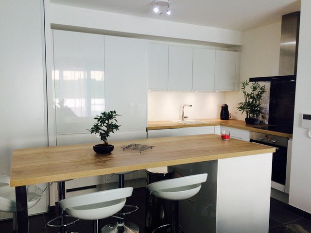 cuisine-sans-poignee-epuree-et-lumineuse-une-cuisine-equipee-par-socooc-antibes