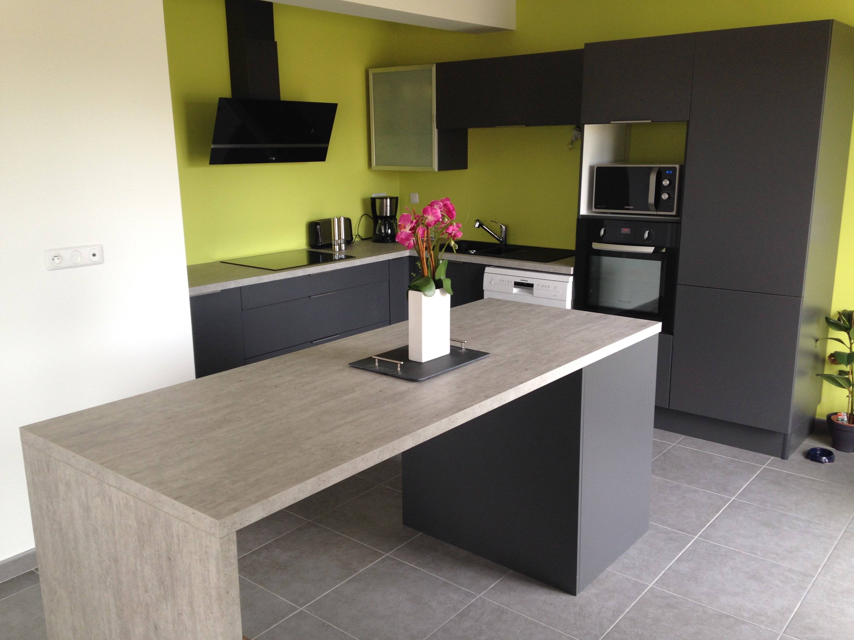 cuisine-equipee-et-grand-ilot-central-une-cuisine-equipee-par-socooc-lens