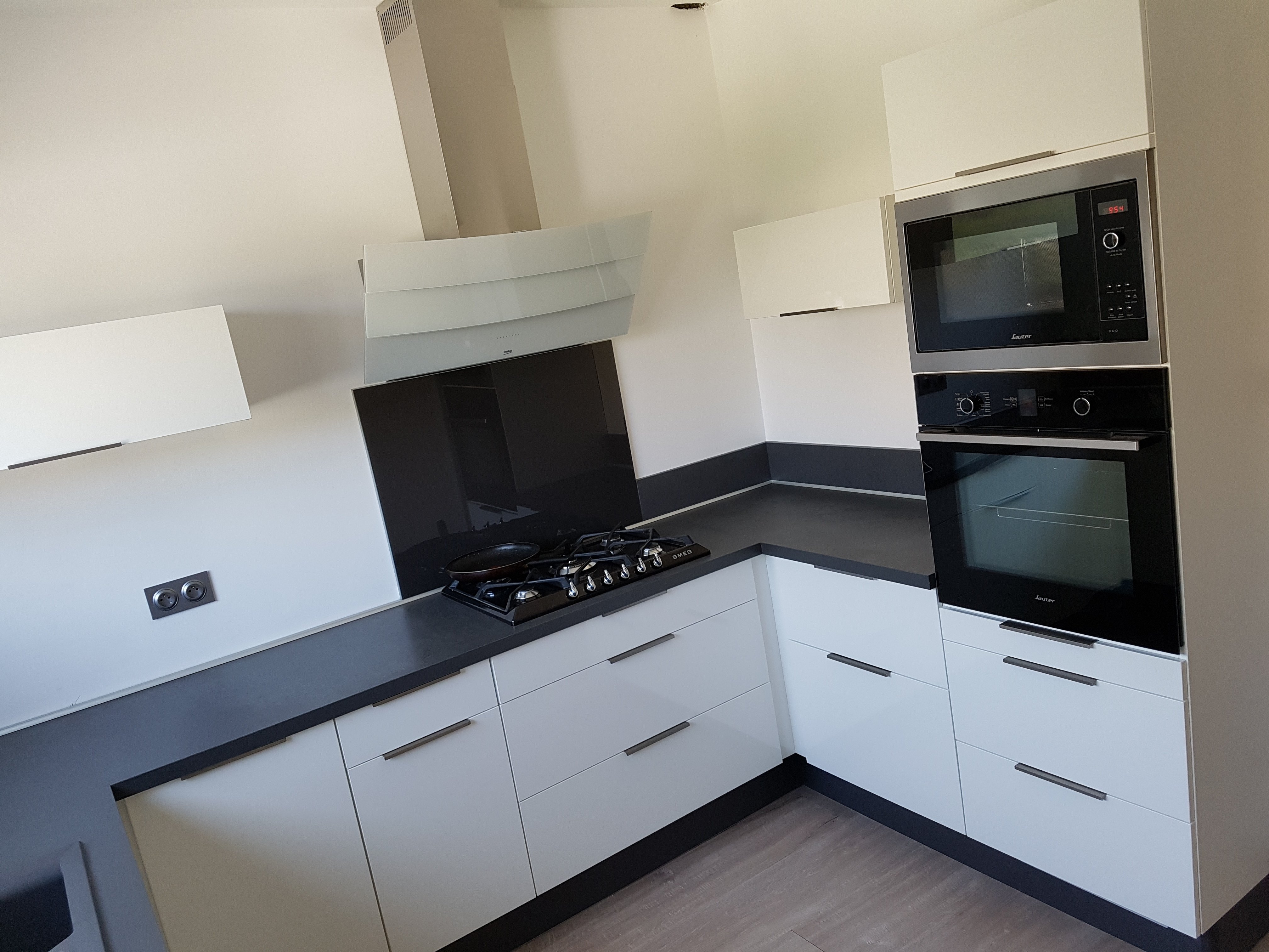 cuisine-equipee-blanc-et-noir-une-cuisine-equipee-par-socooc-montauban