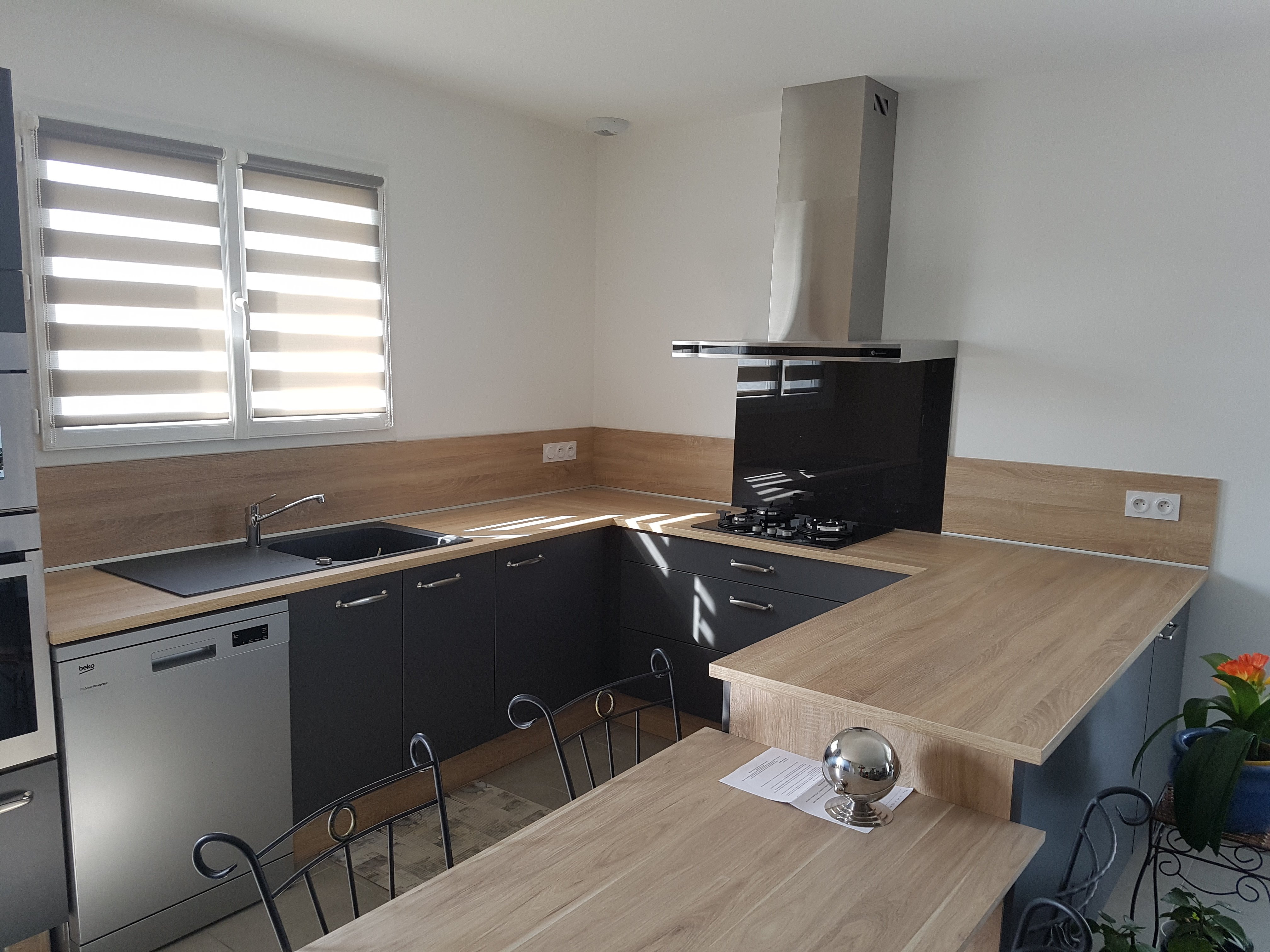 cuisine-bois-et-gris-une-cuisine-equipee-par-socooc-montauban