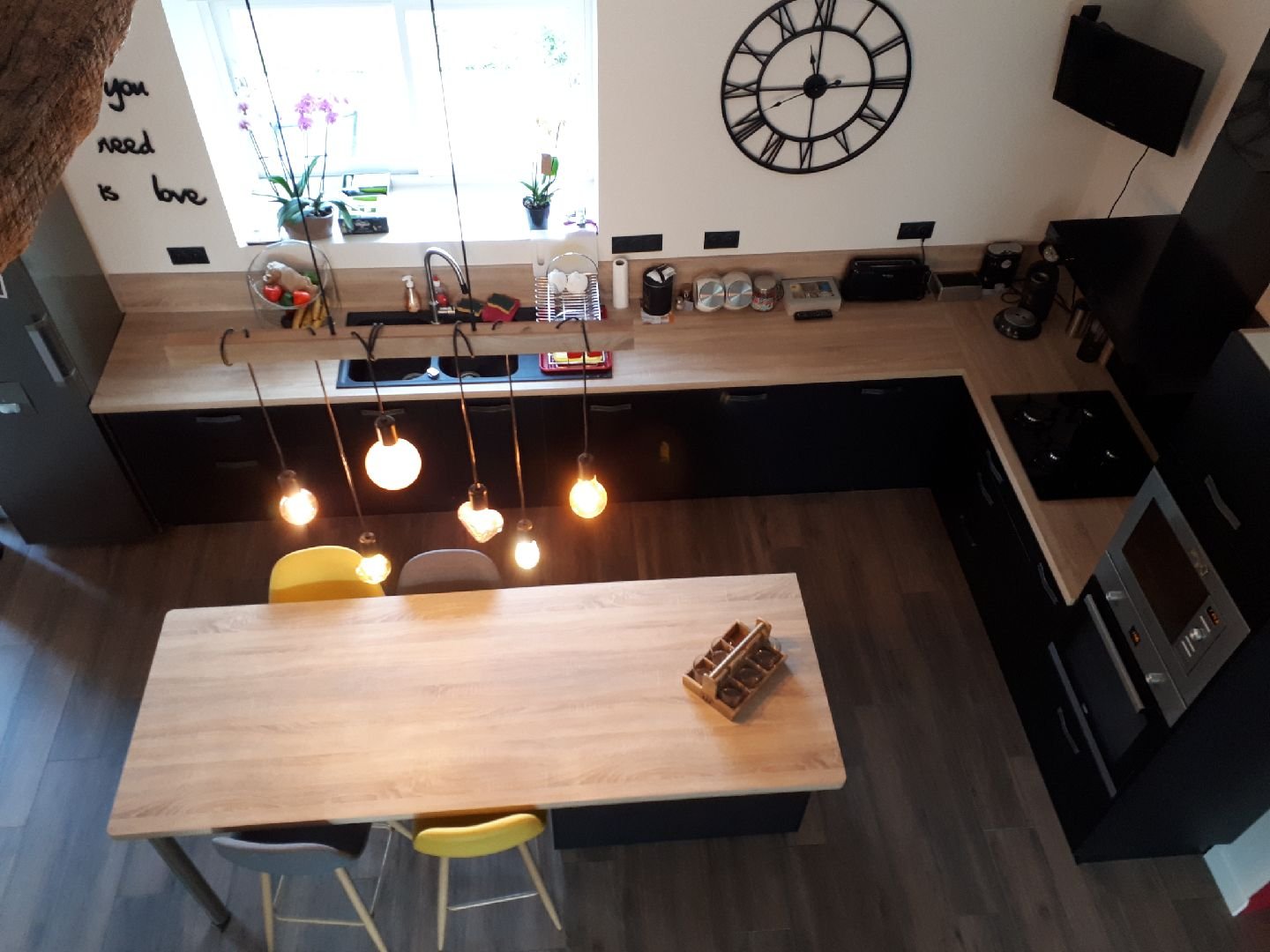cuisine-en-noir-et-bois-so-moderne-une-cuisine-equipee-par-socooc-angouleme-soyaux