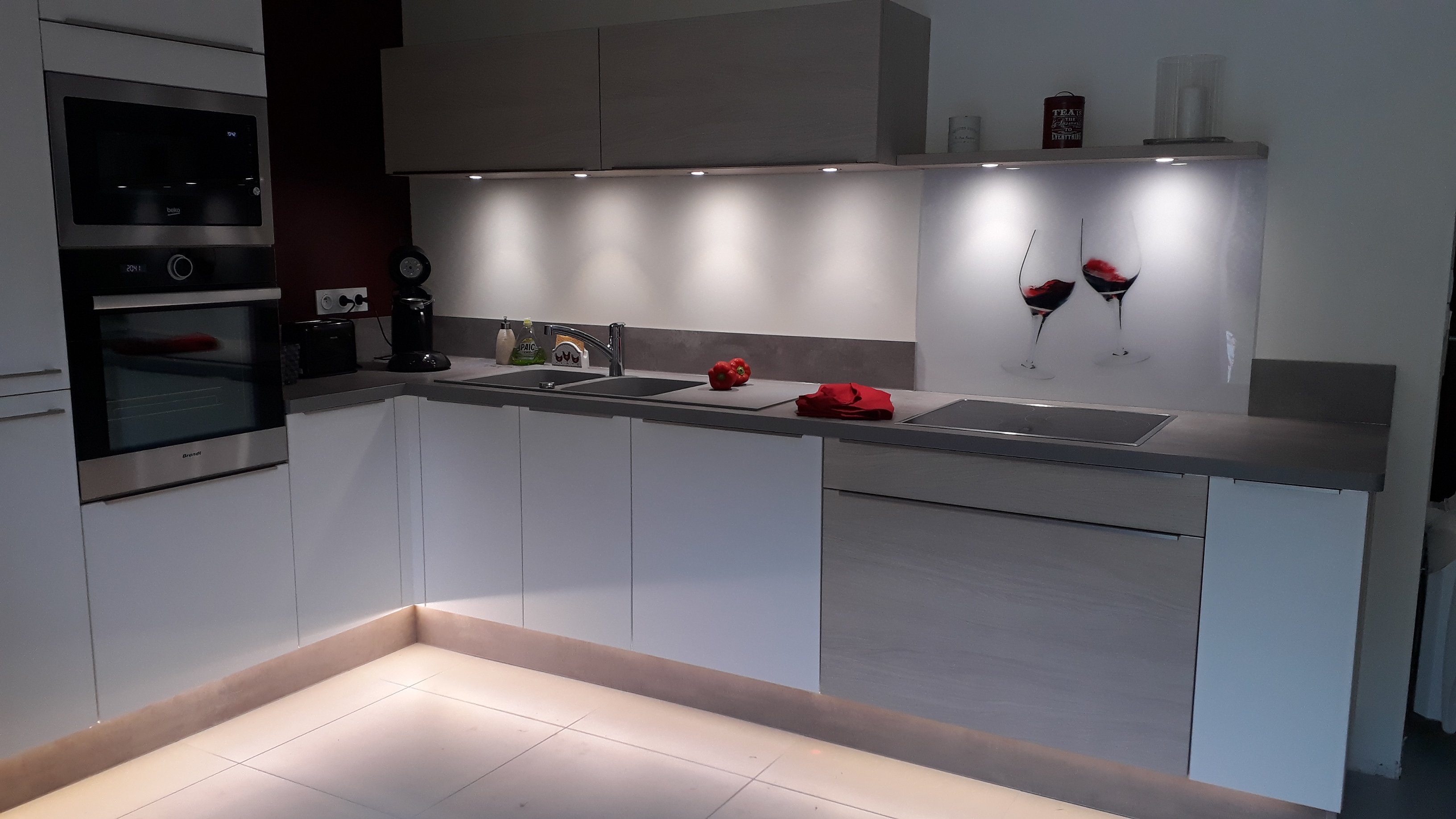 lelegance-en-rouge-et-blanc-une-cuisine-equipee-par-socooc-angouleme-soyaux