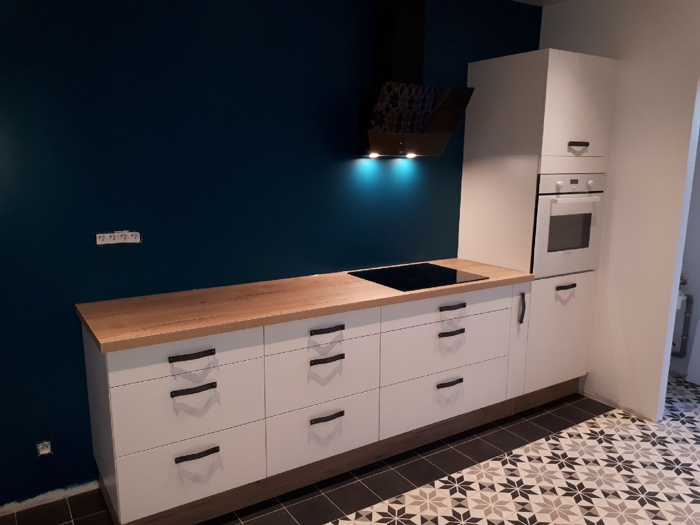 une-cuisine-contemporaine-et-esprit-deco-une-cuisine-equipee-par-socooc-angouleme-soyaux