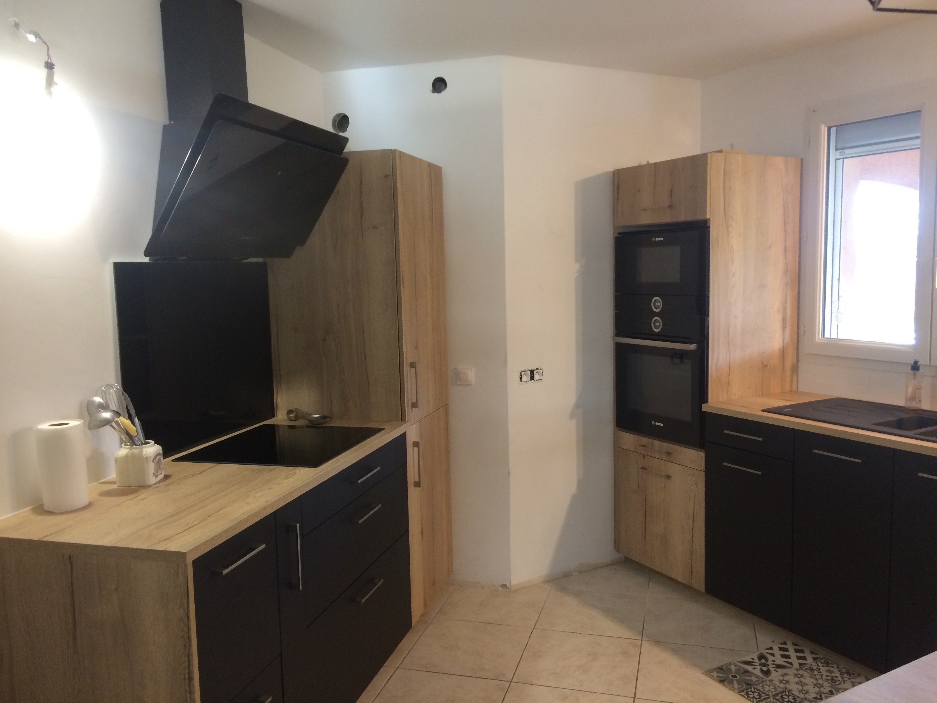 cuisine-chene-vintage-et-noir-mat-une-cuisine-equipee-par-socooc-toulouse-nord