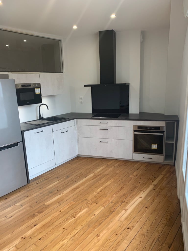 cuisine-anthracite-et-blanc-une-cuisine-equipee-par-socooc-toulouse-nord