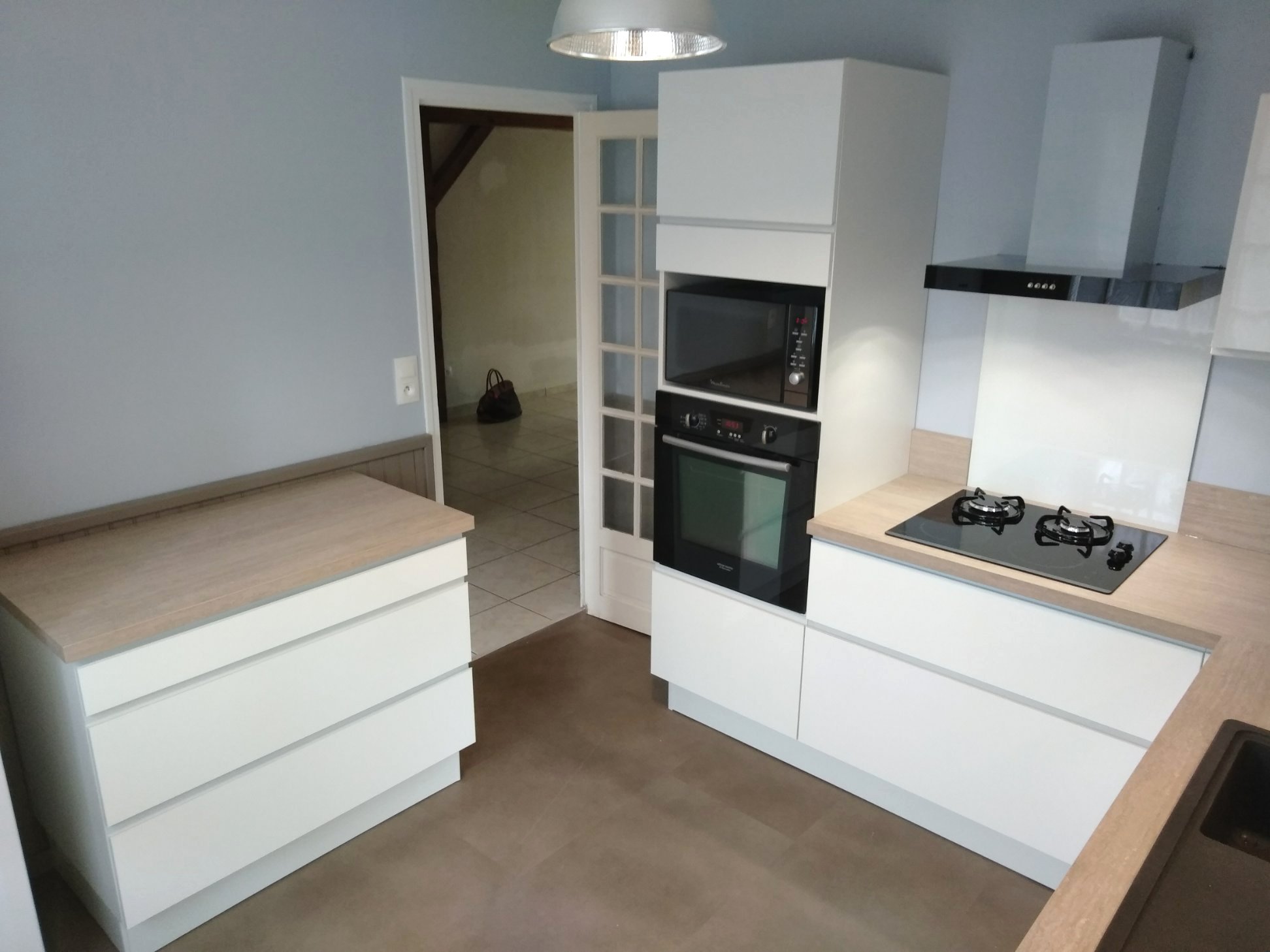 cuisine-en-l-blanc-brillant-une-cuisine-equipee-par-socooc-blois