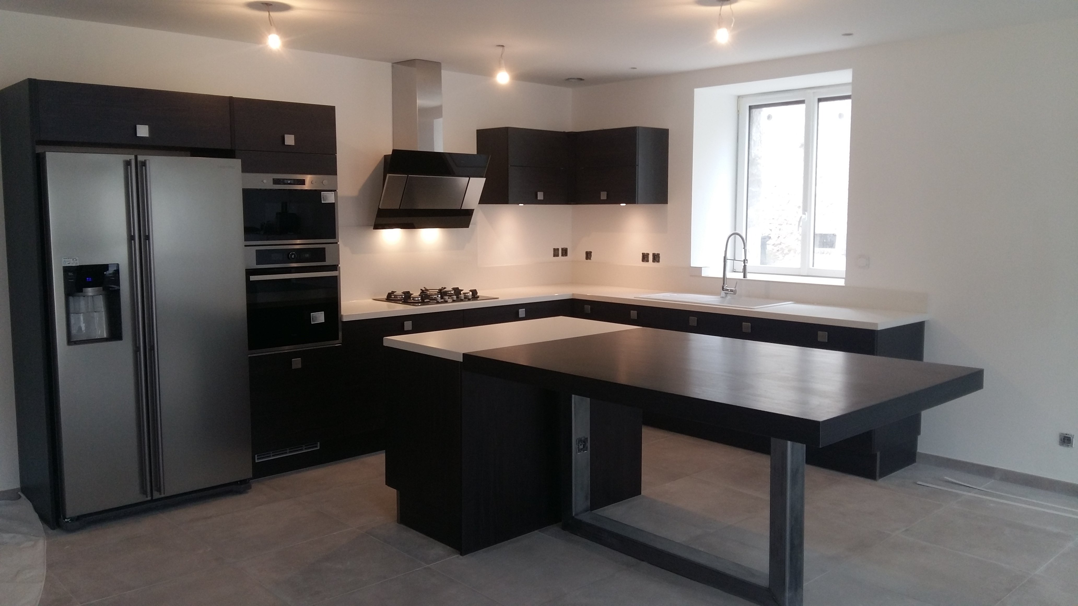 cuisine-en-l-avec-ilot-et-espace-repas-une-cuisine-equipee-par-socooc-blois