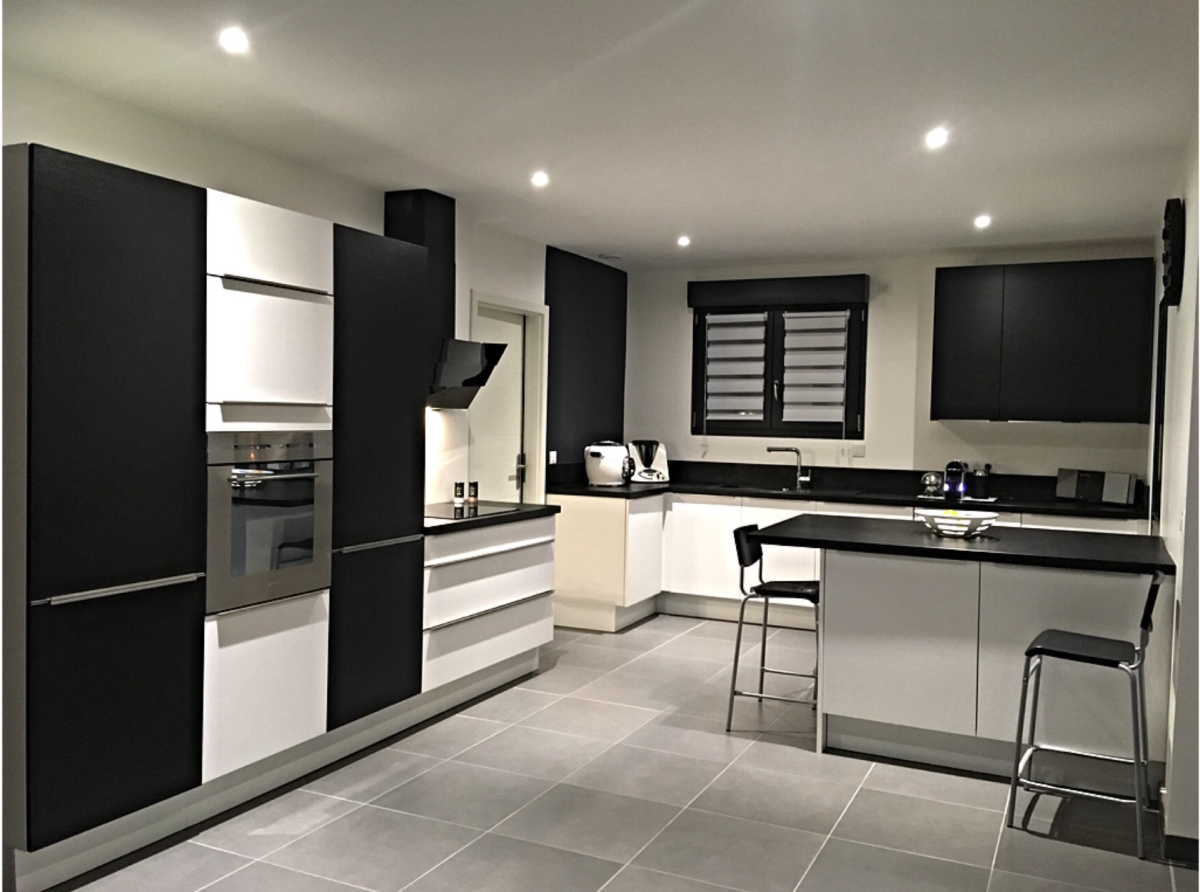 cuisine-noire-et-blanche-une-cuisine-equipee-par-socooc-nancy-fleville