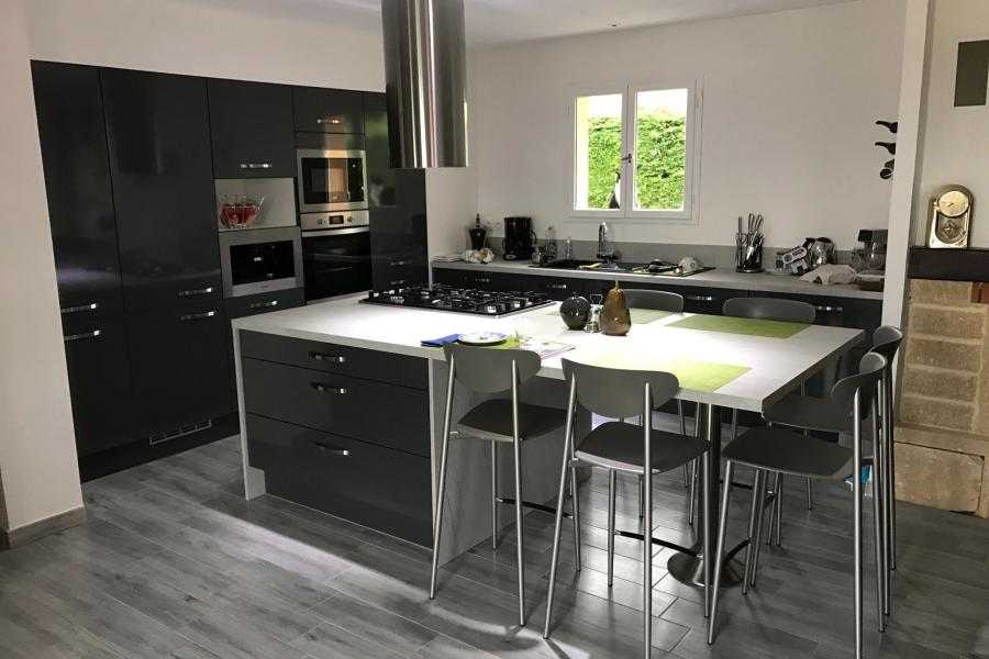 cuisine-equipee-noir-brillant-une-cuisine-equipee-par-socooc-strasbourg